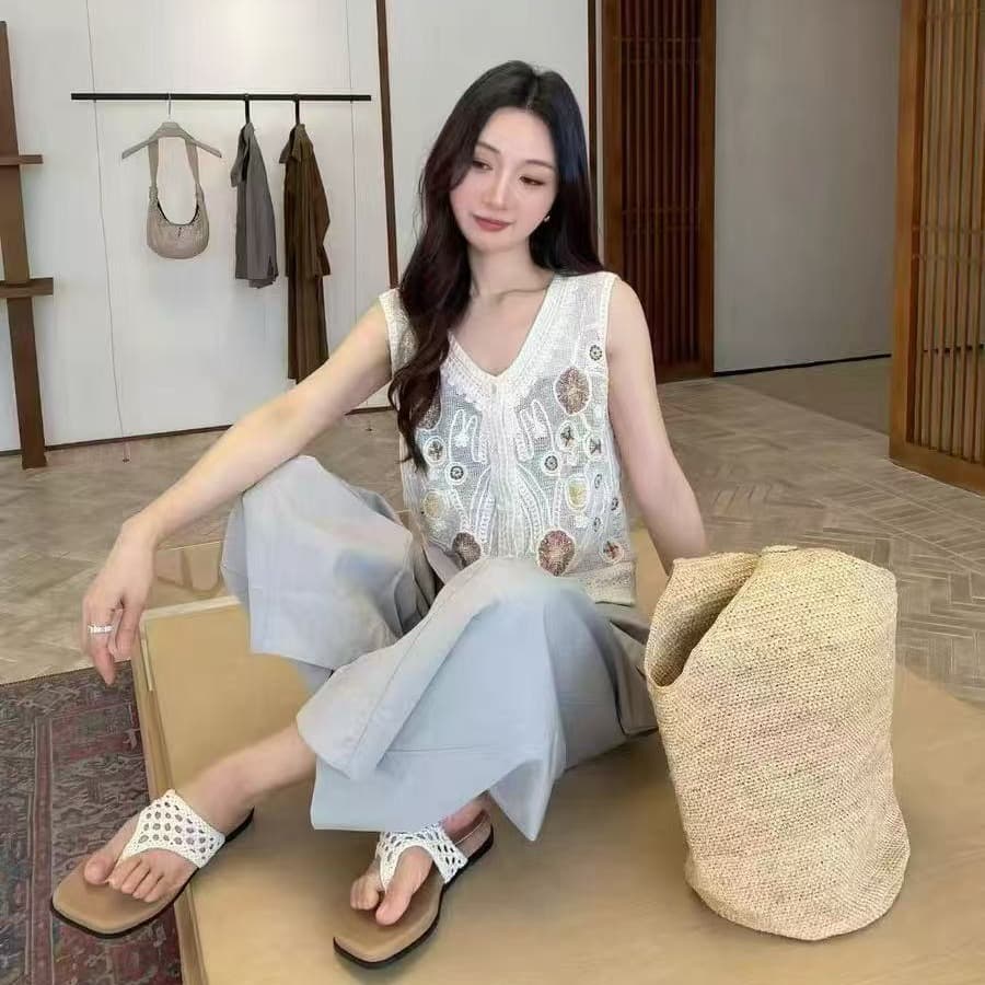 2026 새로운 프랑스식 홀로우 아웃 자수 베스트 V넥 루즈핏 슬림해 보이는 부드러운 바람 휴가 바람 외부 가져 가라. 조끼 맨위