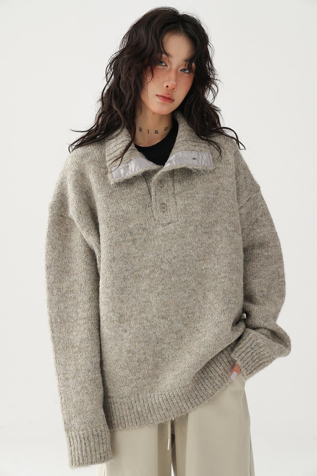 한 부서 단색 단추 반 개방 칼라 터틀넥 풀오버 스웨터 여자 가을 루즈핏 느긋한 바람 두꺼운 보온 스탠드 칼라 맨위 상세 이미지 2