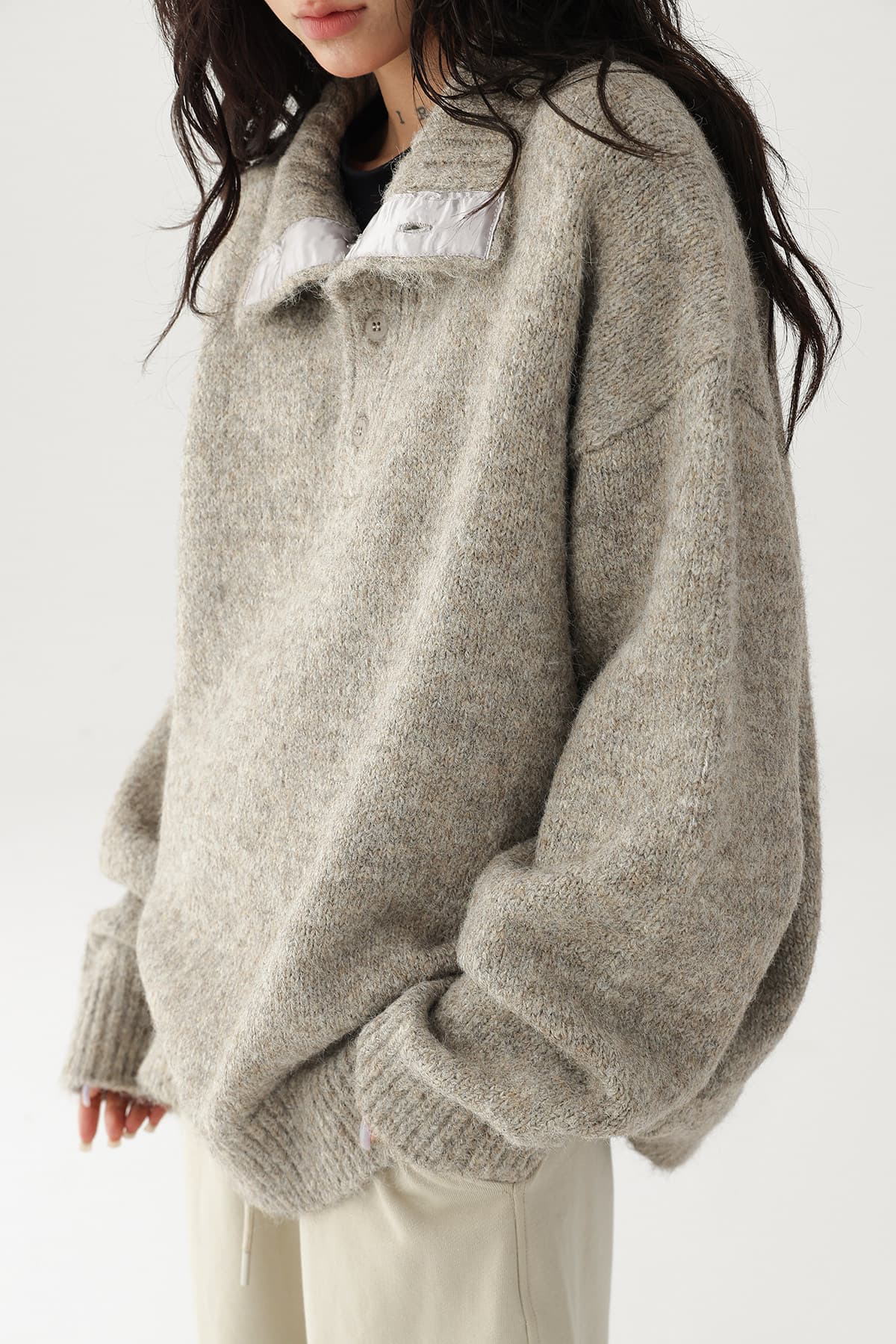 한 부서 단색 단추 반 개방 칼라 터틀넥 풀오버 스웨터 여자 가을 루즈핏 느긋한 바람 두꺼운 보온 스탠드 칼라 맨위 상세 이미지 4