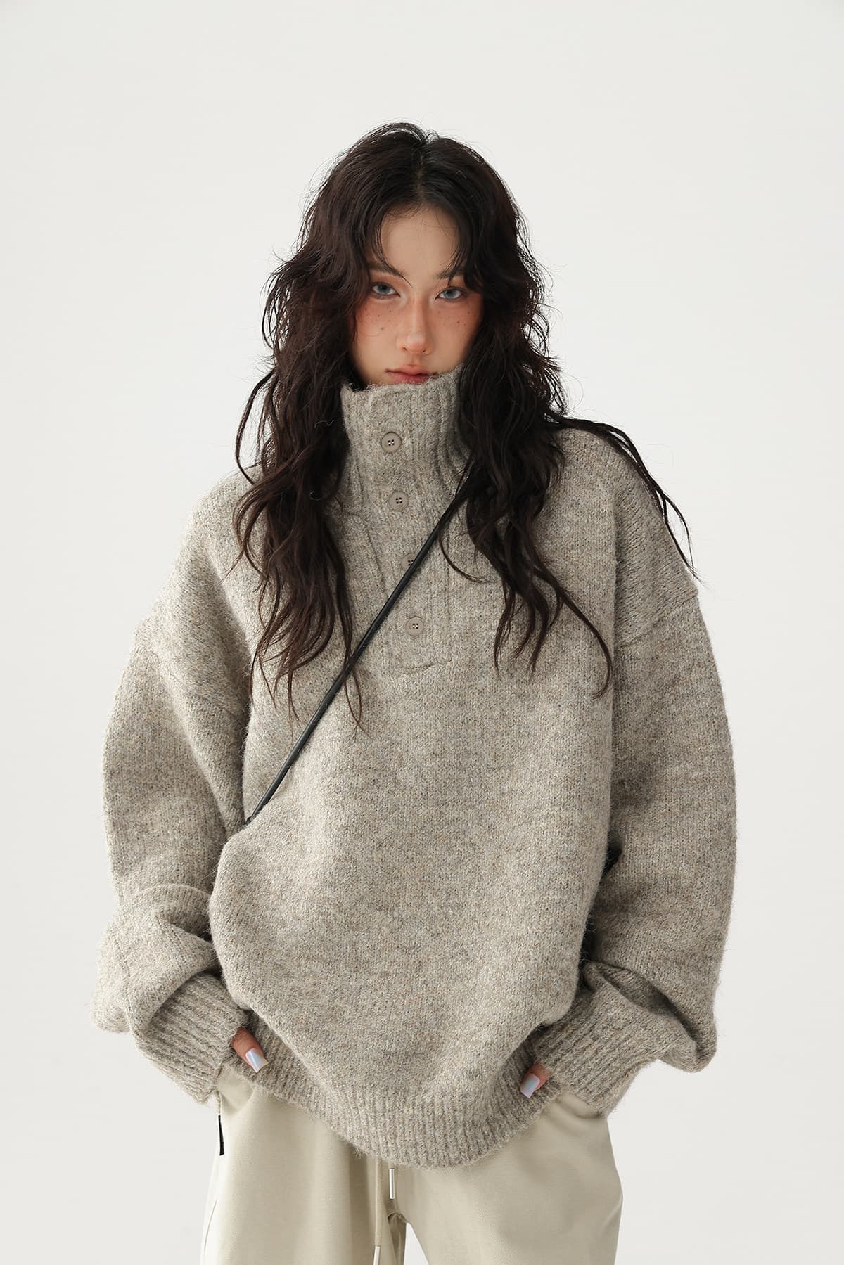 한 부서 단색 단추 반 개방 칼라 터틀넥 풀오버 스웨터 여자 가을 루즈핏 느긋한 바람 두꺼운 보온 스탠드 칼라 맨위 상세 이미지 8