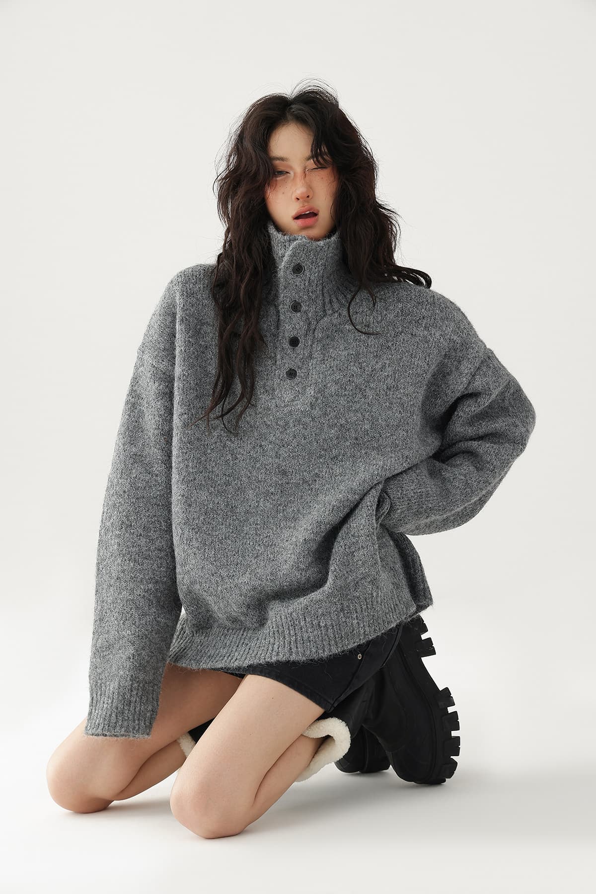 한 부서 단색 단추 반 개방 칼라 터틀넥 풀오버 스웨터 여자 가을 루즈핏 느긋한 바람 두꺼운 보온 스탠드 칼라 맨위 상세 이미지 11