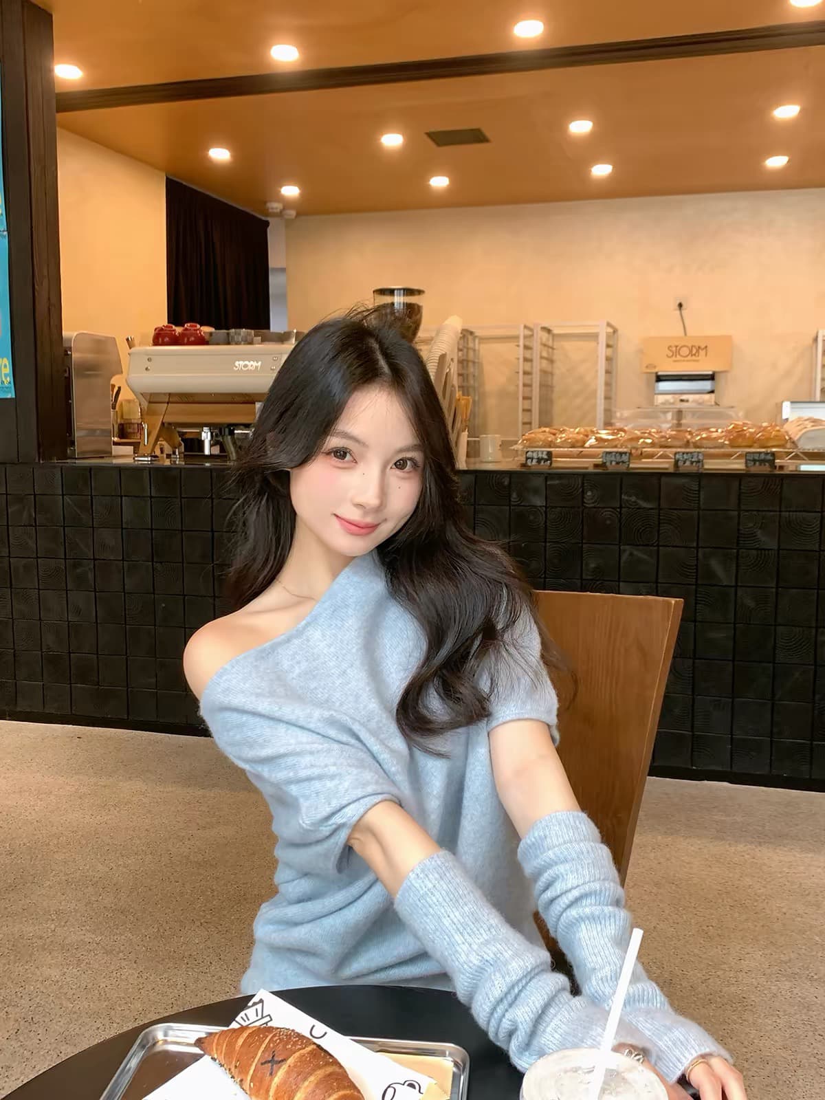 한 부서 파란색 비스듬한 어깨 풀오버 스웨터 여자 가을 겨울 느긋한 바람 부드러운 찹쌀 품격 루즈핏 슬림해 보이는 반팔 아름다운 맨위 이미지 2