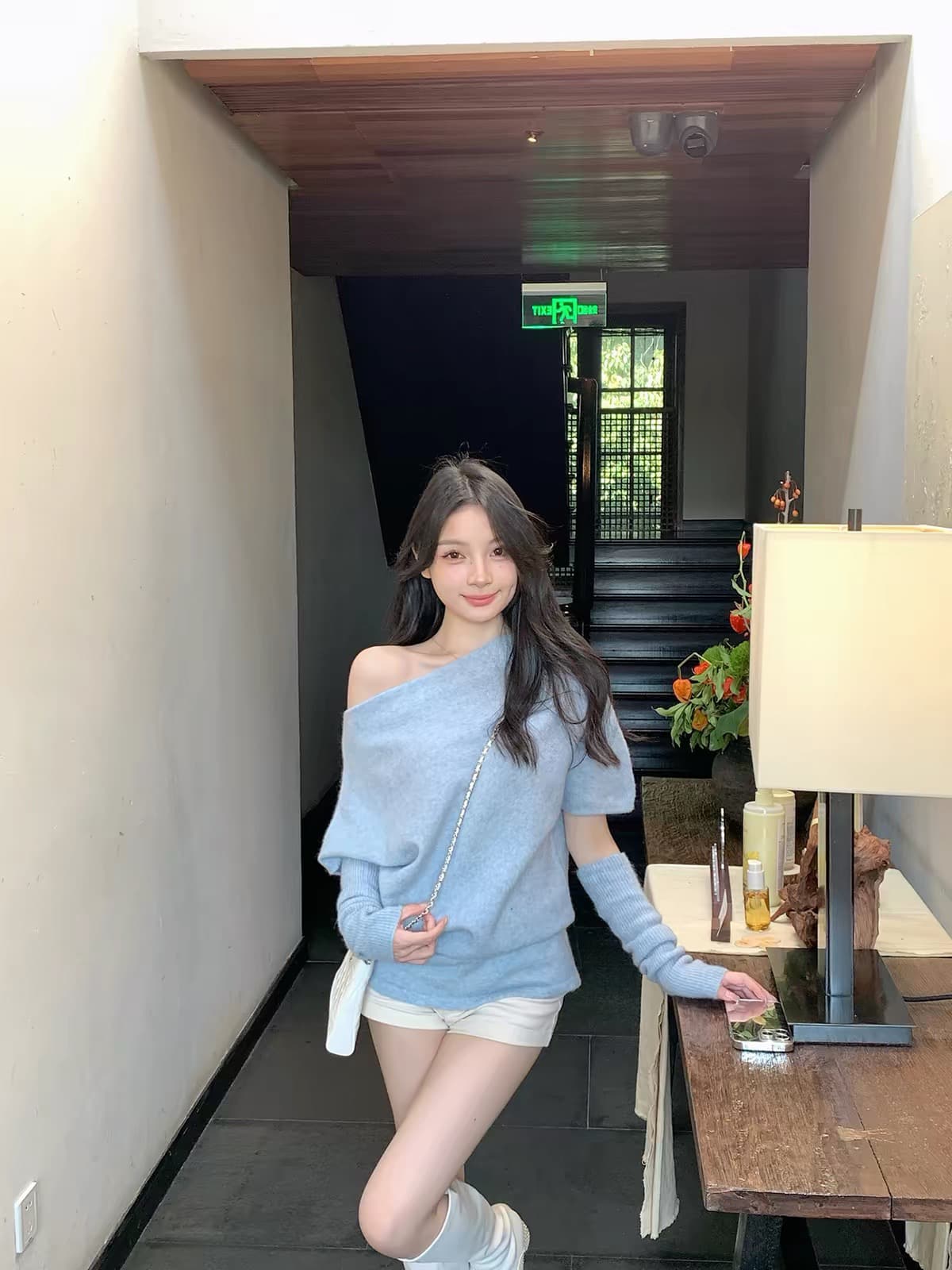 한 부서 파란색 비스듬한 어깨 풀오버 스웨터 여자 가을 겨울 느긋한 바람 부드러운 찹쌀 품격 루즈핏 슬림해 보이는 반팔 아름다운 맨위 이미지 4