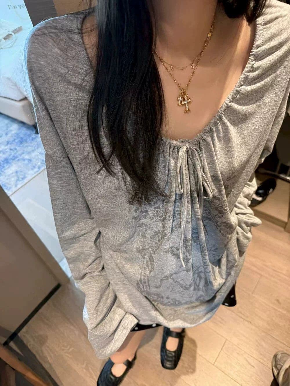 성분 65 면 35 폴리에스터 섬유 프린트 레이스업 대 u 칼라 캐주얼 느긋한 긴팔 티셔츠 여성 루즈핏 블라우스 이미지 2