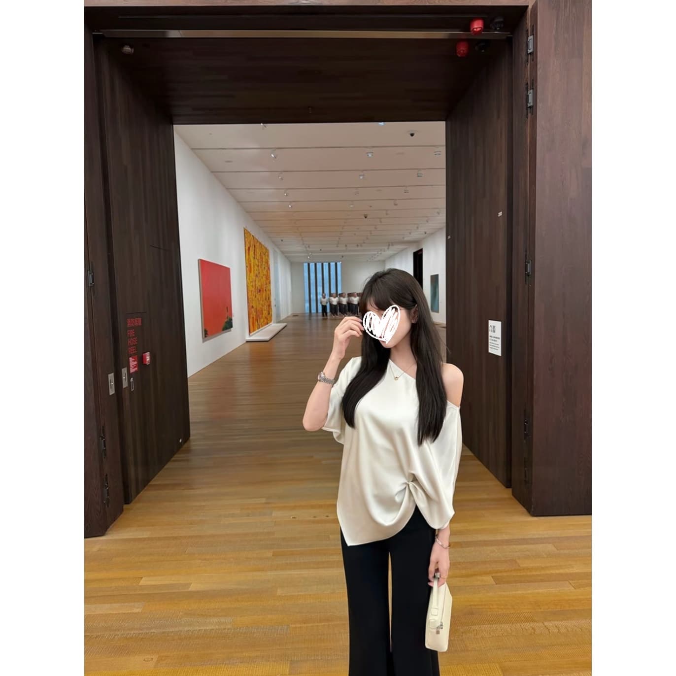 성분 100 폴리에스터 섬유 안개 빛 공단 빛 럭셔리 질감 비스듬한 어깨 배트윙 소매 티셔츠 루즈핏 오프숄더 품격 맨위 상세 이미지 2