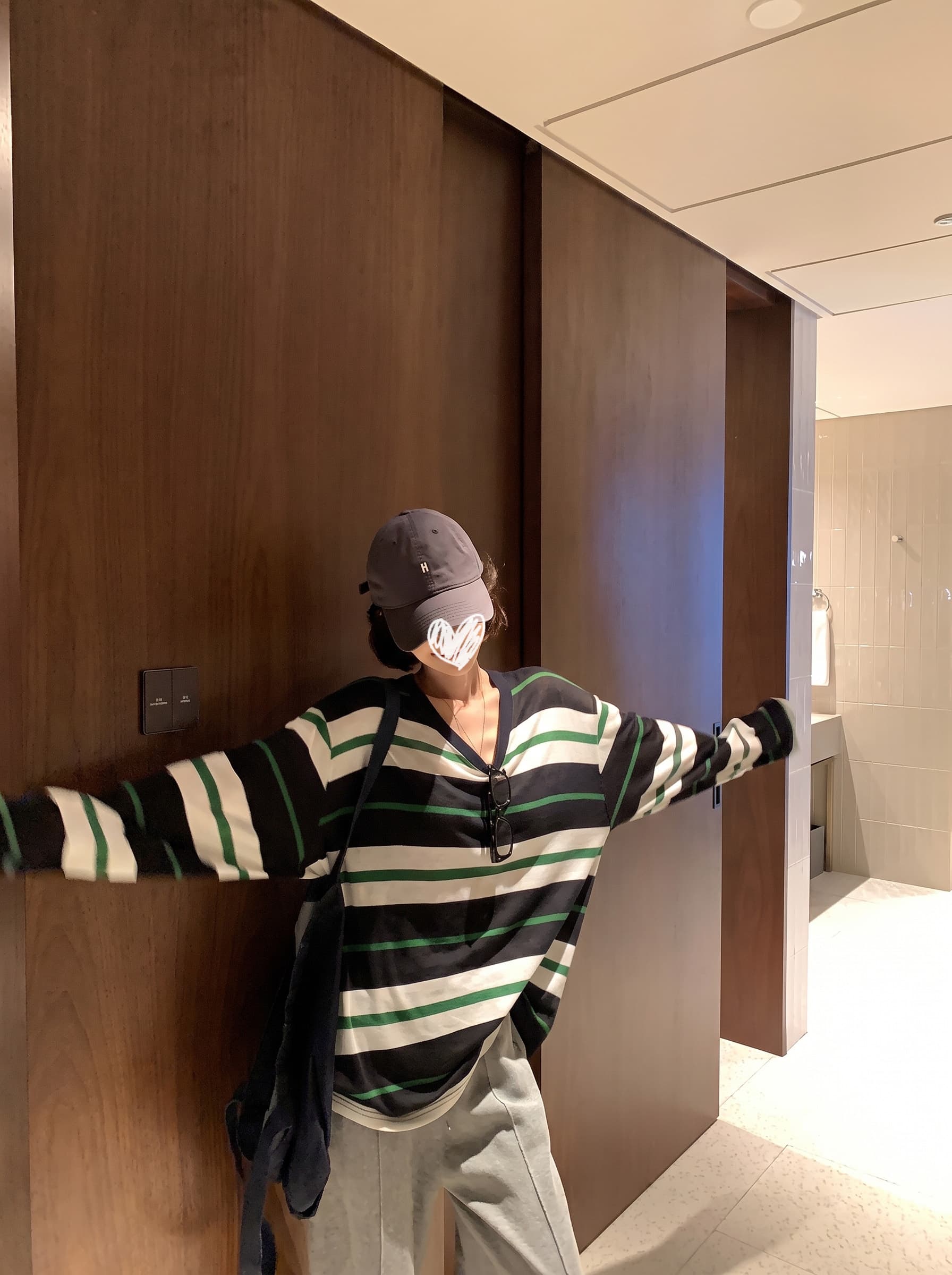 성분 100 라이 경기 서울 이른 가을 느긋한 와 성별 레트로 와이드 스트라이프 배색 V넥 긴팔 티셔츠 맨위 이미지 2