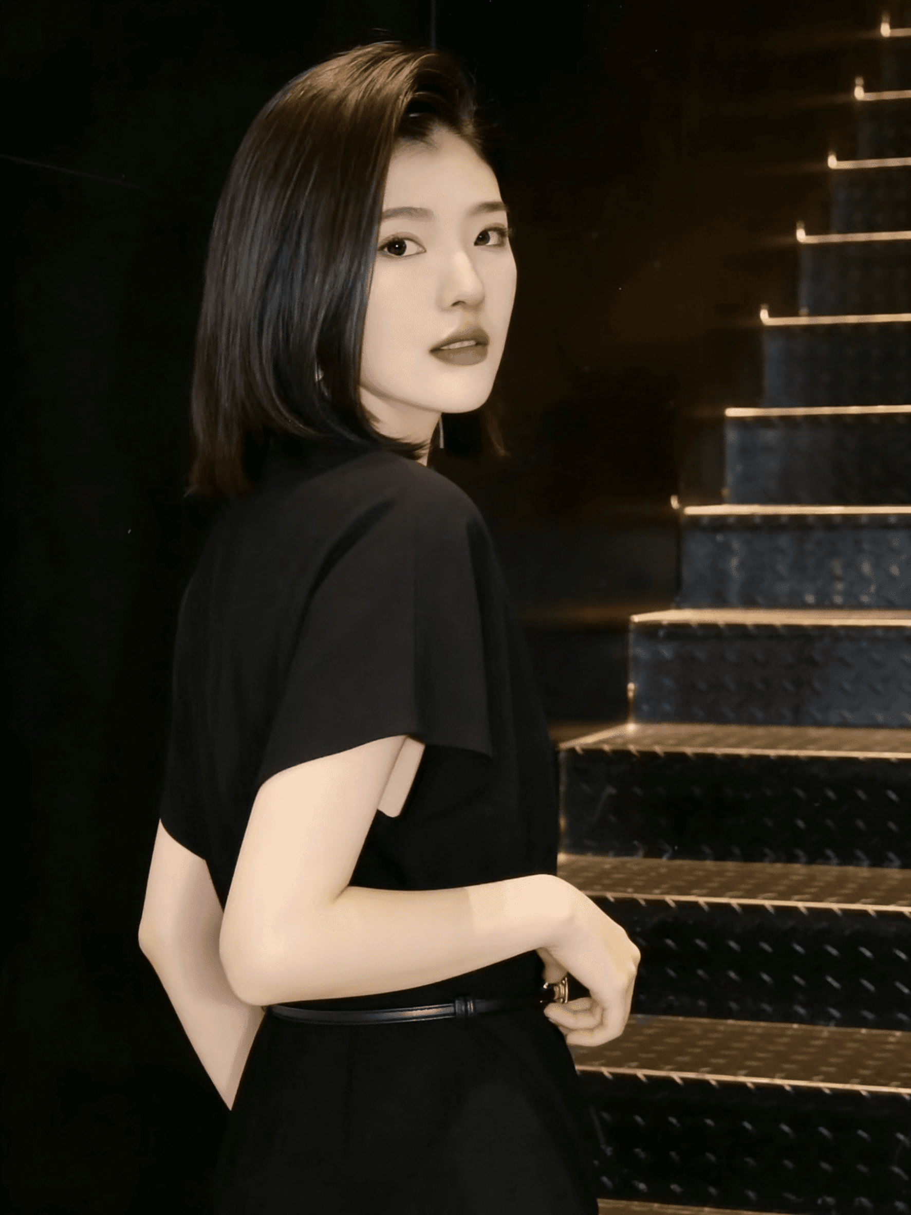 고급 센스 검정색 불규칙 맨위 여성 여름 새로운 허리 수축 슬림해 보이는 품격 출퇴근 반팔 쉬폰 블라우스 상세 이미지 7