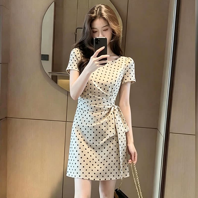 부드러운 바람 도트 무늬 여성 드레스 2026 여름 새로운 디자인 센스 레이스업 주름 품격 허리 수축 슬림해 보이는 A라인 스커트 이미지 2