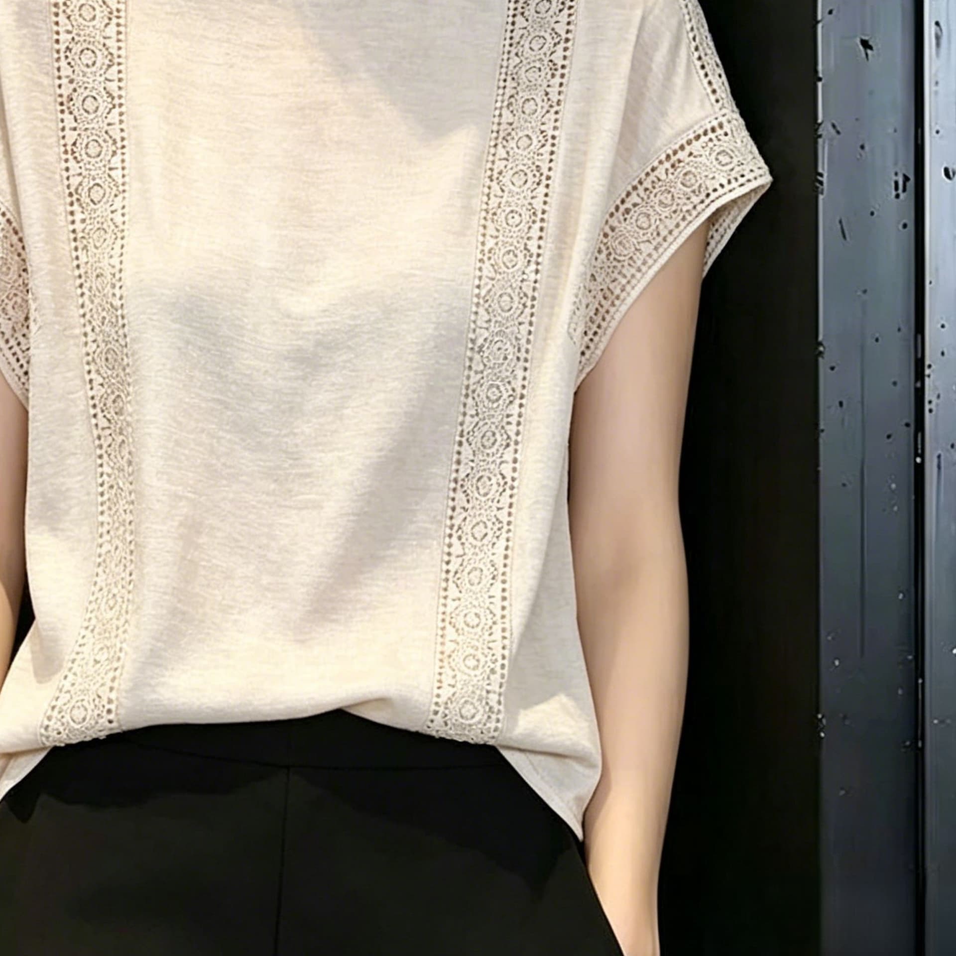 2026 여름 새로운 패션 반팔 여성 셔츠 프랑스식 레이스 조각 홀로우 아웃 루즈핏 라운드 넥 맨위 품격 작은 셔츠 이미지 3