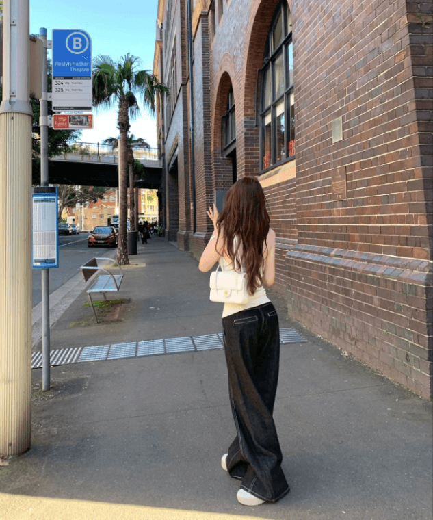 suuuicee 태어난 수퍼 모델 대칭 단추 디자인 명시적 스티치 공예 로우 웨이스트 레트로 부츠컷 데님 긴 바지 이미지 4