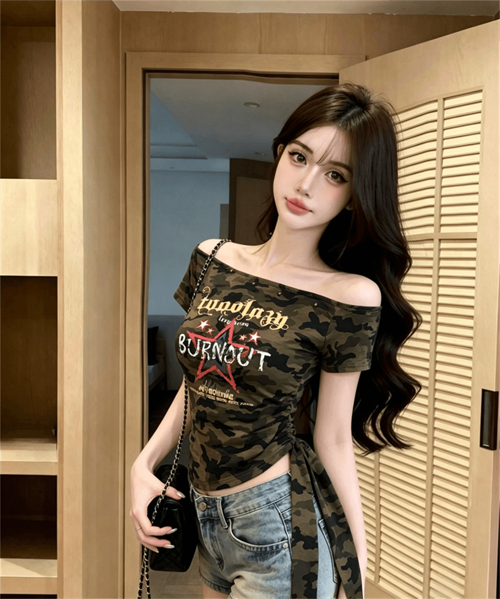 실사 여름 디자인 센스 비스듬한 칼라 패치워크 어깨끈 알파벳 반팔 불규칙 카모플라주 쇼트 스타일 프릴 티셔츠 여성 이미지 4