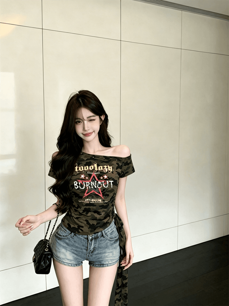 실사 여름 디자인 센스 비스듬한 칼라 패치워크 어깨끈 알파벳 반팔 불규칙 카모플라주 쇼트 스타일 프릴 티셔츠 여성 상세 이미지 4