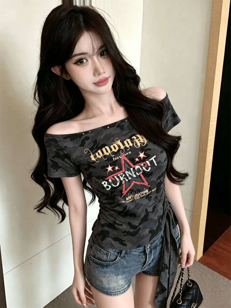 실사 여름 디자인 센스 비스듬한 칼라 패치워크 어깨끈 알파벳 반팔 불규칙 카모플라주 쇼트 스타일 프릴 티셔츠 여성 상세 이미지 9