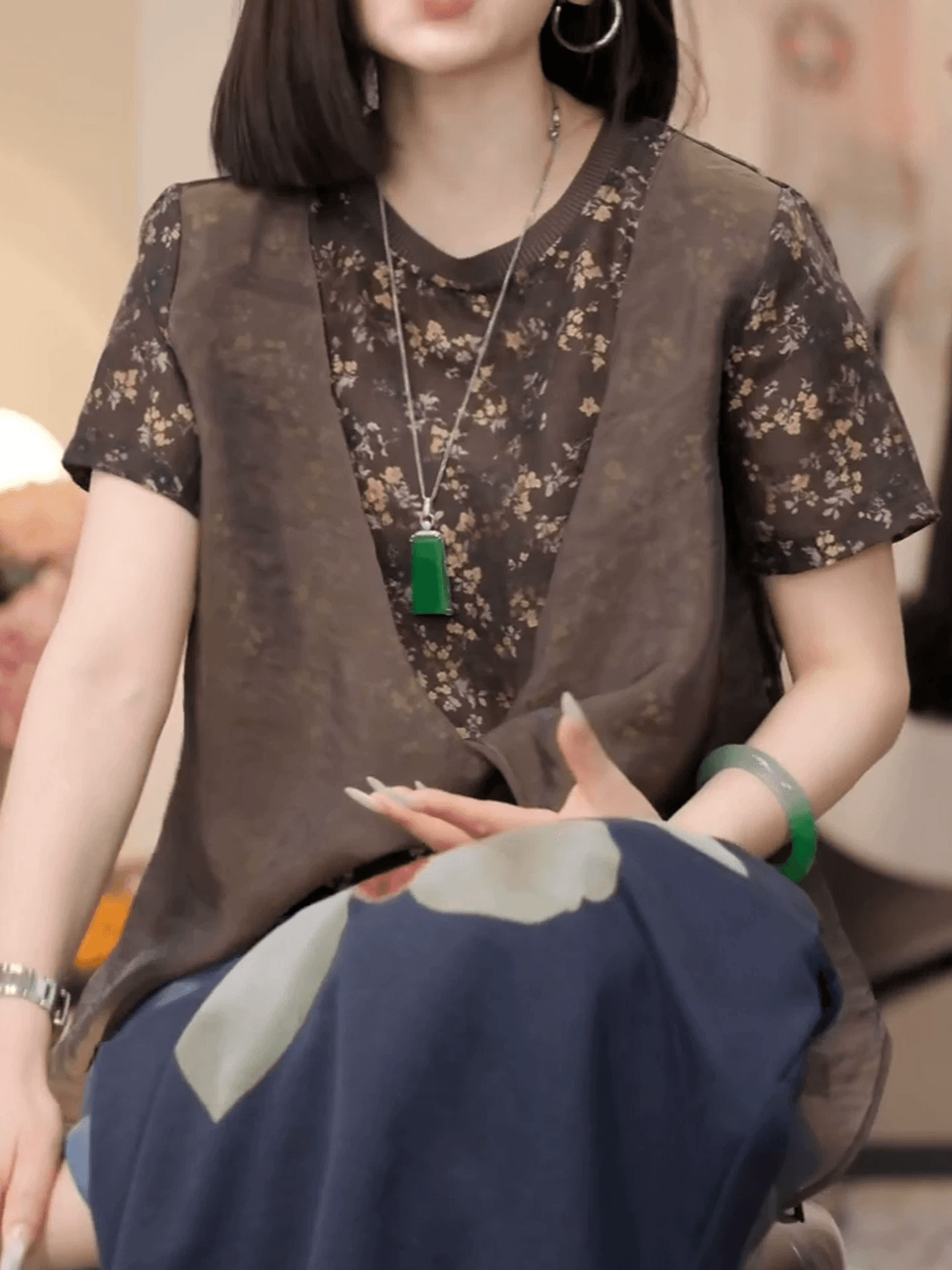 2026 여름 새로운 폭발 디자인 센스 꽃무늬 패치워크 반팔 여성 레트로 패션 작은 대중 슬림해 보이는 라운드 넥 티셔츠 이미지 3