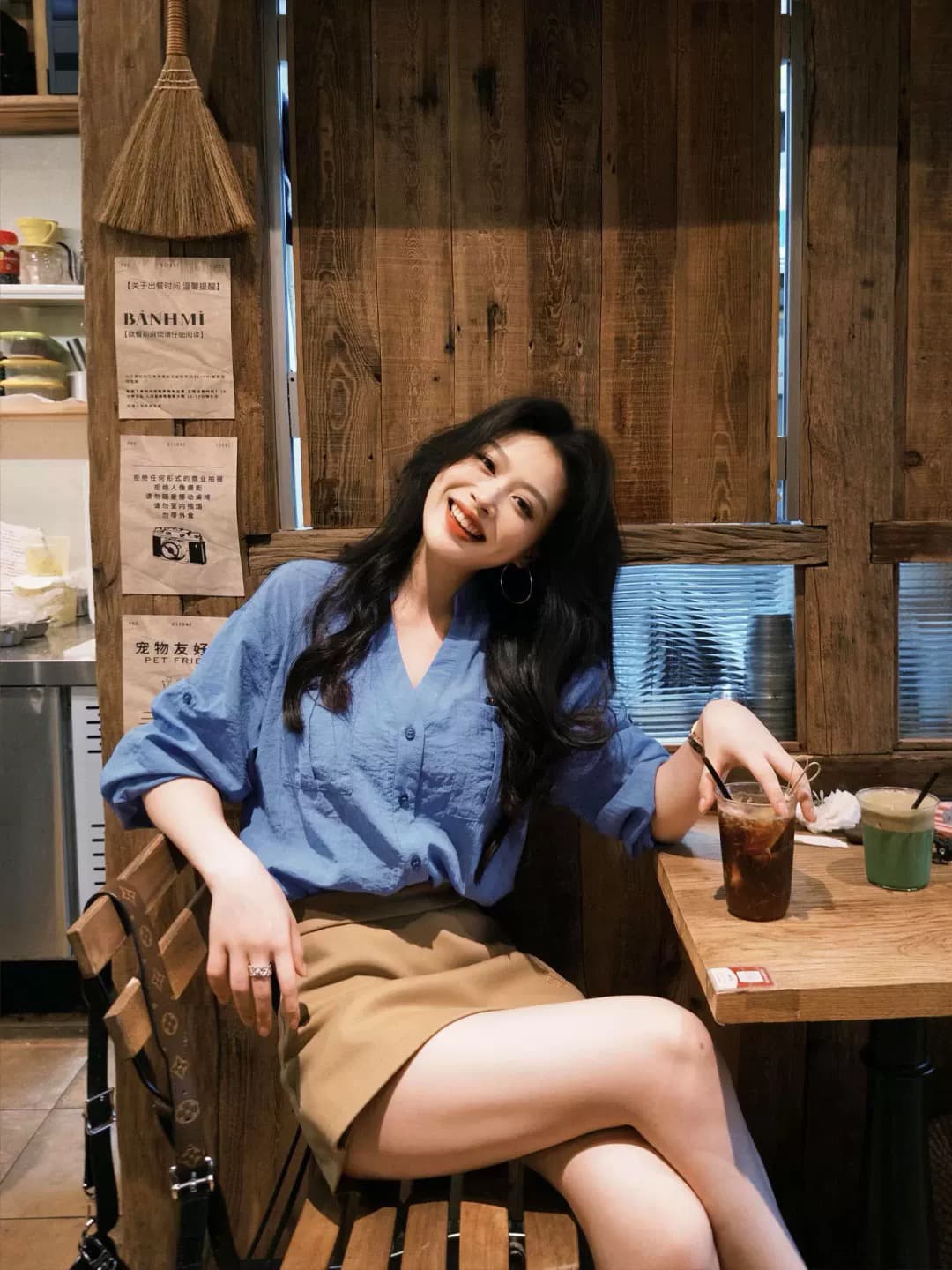 빛 사람들 코치 전체 집합 착용 가져 가라. 품격 오래된 돈 바람 V 넥 셔츠 맨위 하이웨이스트 반신 스커트 느슨함 센스 세트