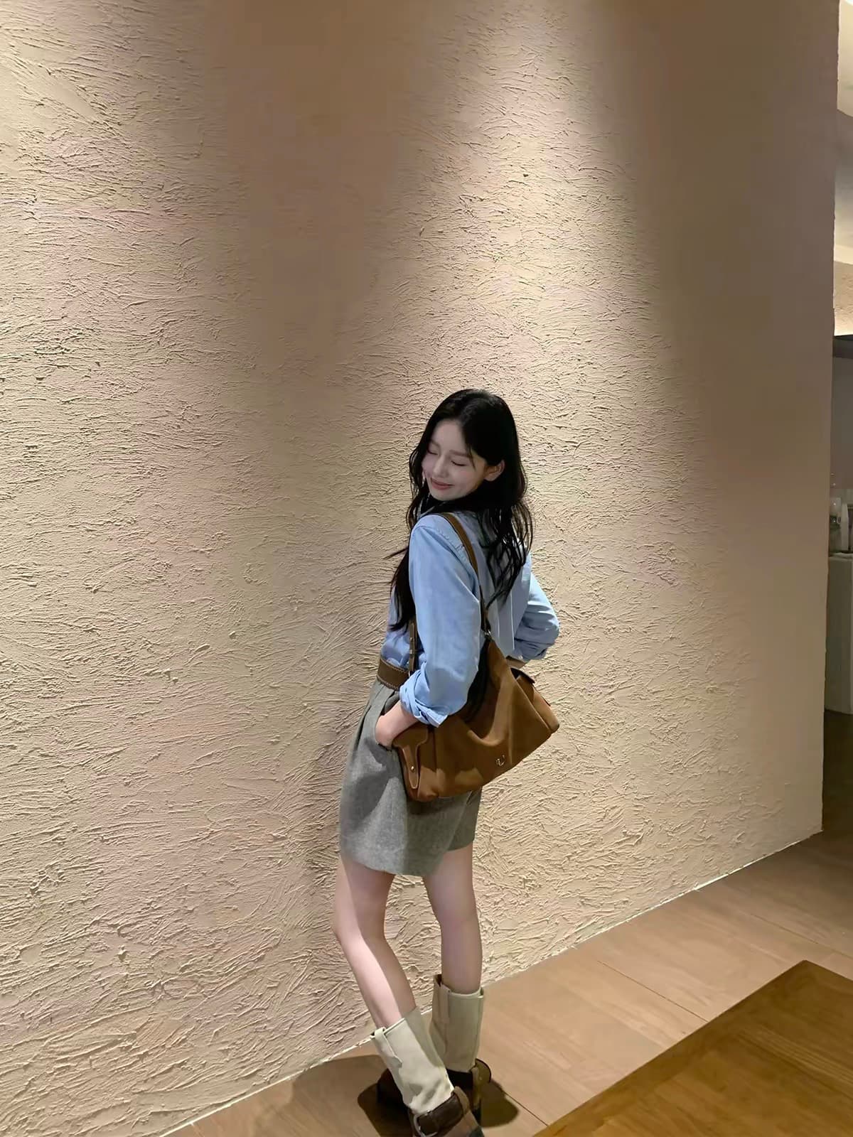 이른 가을 품격 출퇴근 두 조각 여성 세트 한 부서 폴로 칼라 파란색 셔츠 하이웨이스트 한 마디 반바지 캐주얼 슬림해 보이는 세트 상세 이미지 5