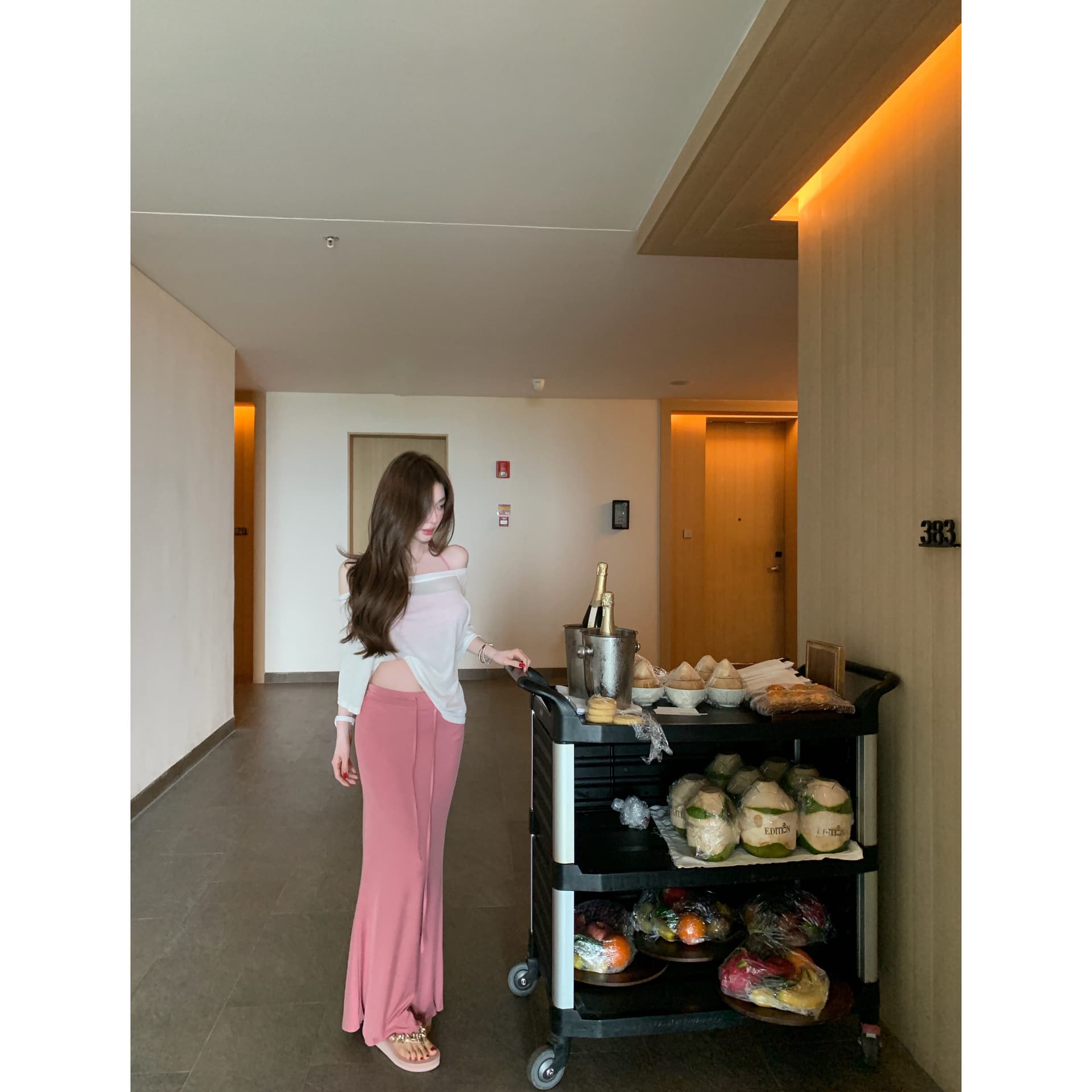 계단식 주간 접시 원웬 사설 서비스 아름다움 뒤로 블라우스 반신 스커트 품격 분위기 센스 비스듬한 어깨 세 조각 세트 여성 이미지 5