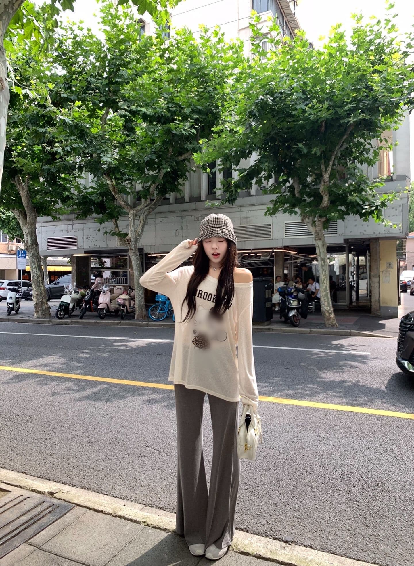 okjj 만화 프린트 오프숄더 긴팔 티셔츠 여성 얇은 스타일 마이크로 ~을 통해 루즈핏 슬림해 보이는 느긋한 바람 자외선 차단 블라우스 맨위 이미지 3