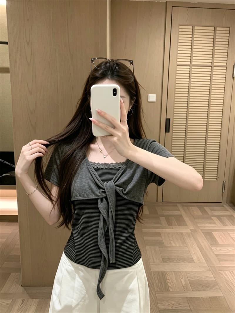 실사 한국 스타일 레이스 스트라이프 슬립 반팔 스트랩 티셔츠 여성 여름 새로운 페이크 레이어드 한 부서 착용 가져 가라.