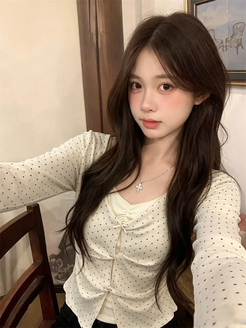 실사 이른 가을 새로운 한 부서 달콤함 페이크 레이어드 맨위 연령 감소 대 신축성 몸매 가꾸기 슬림해 보이는 긴팔 티셔츠 여성