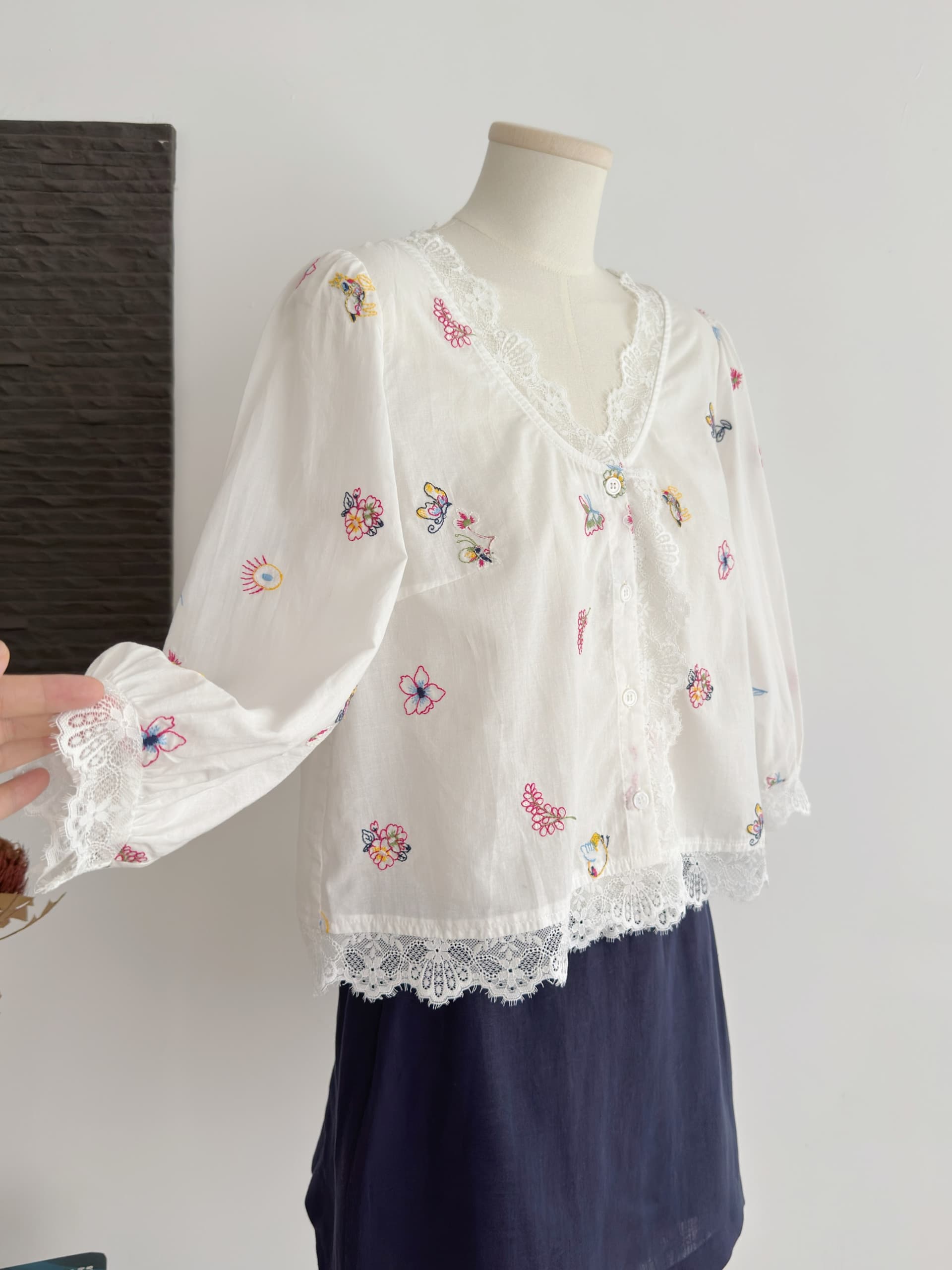 im ~까지 화이트 티 lace 소녀 레이스 V넥 라이 경기 서울 아마 셔츠 거품 소매 루즈핏 자수 짧은 맨위 이미지 3