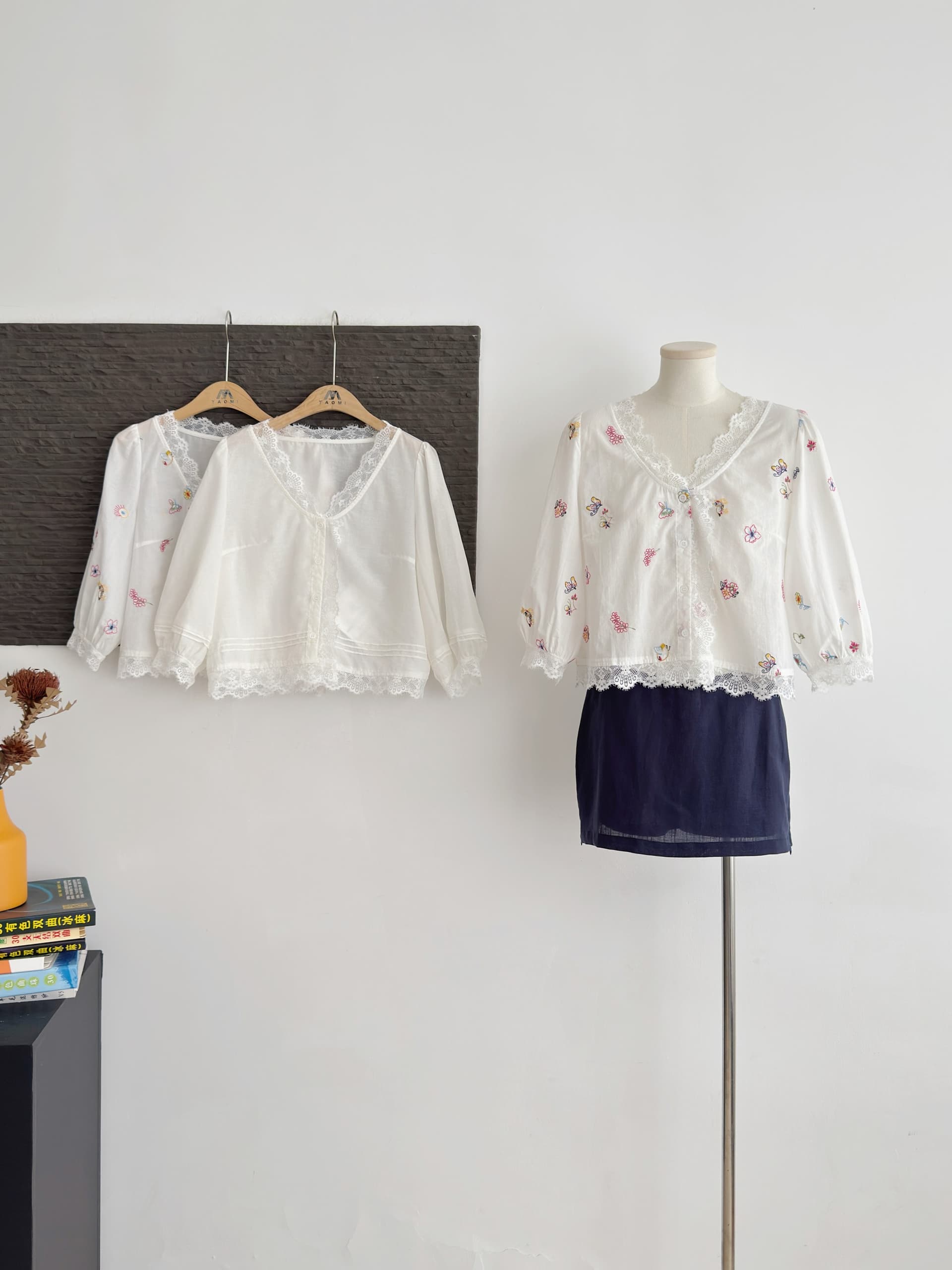 im ~까지 화이트 티 lace 소녀 레이스 V넥 라이 경기 서울 아마 셔츠 거품 소매 루즈핏 자수 짧은 맨위 상세 이미지 4