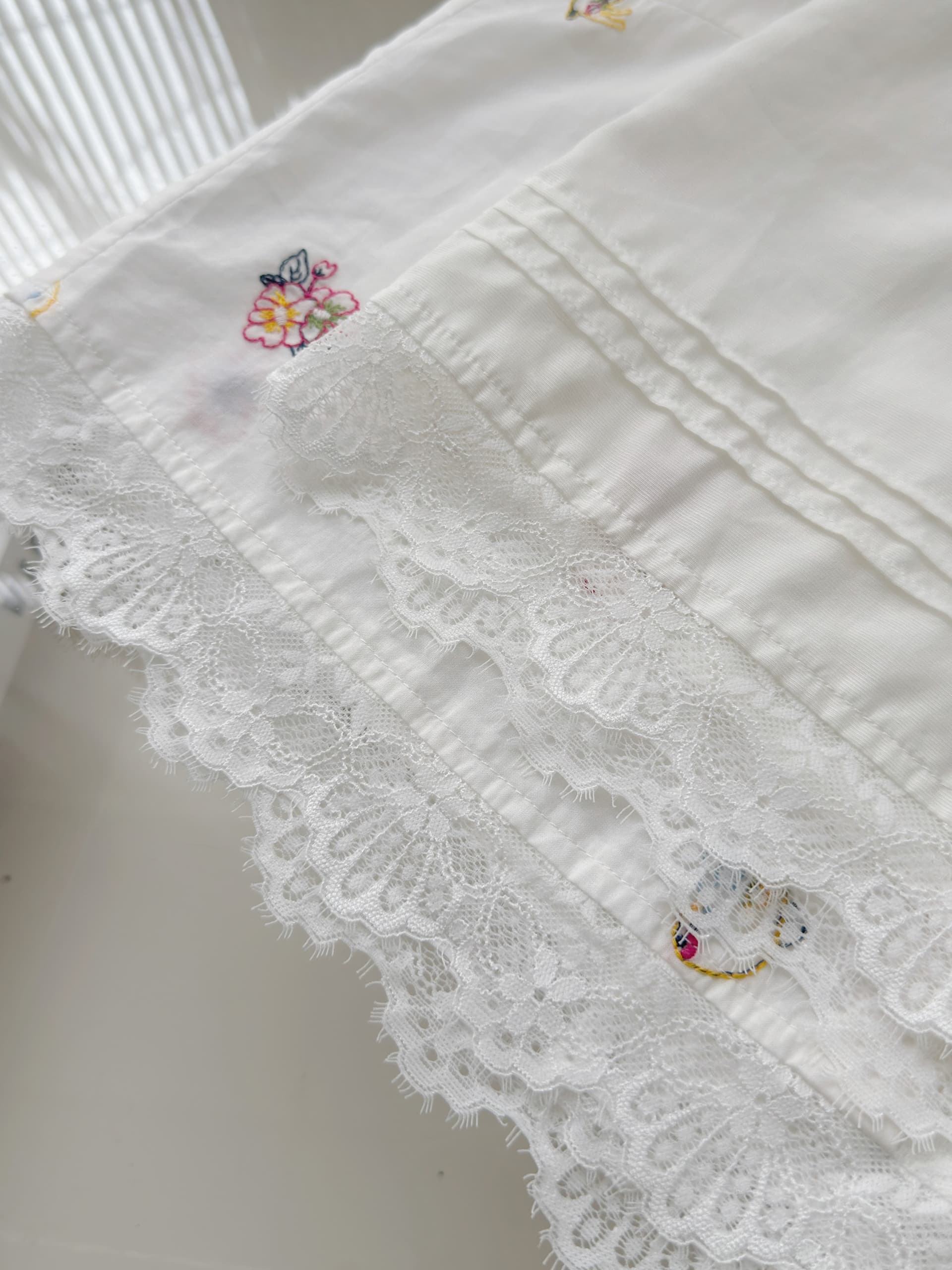 im ~까지 화이트 티 lace 소녀 레이스 V넥 라이 경기 서울 아마 셔츠 거품 소매 루즈핏 자수 짧은 맨위 상세 이미지 23