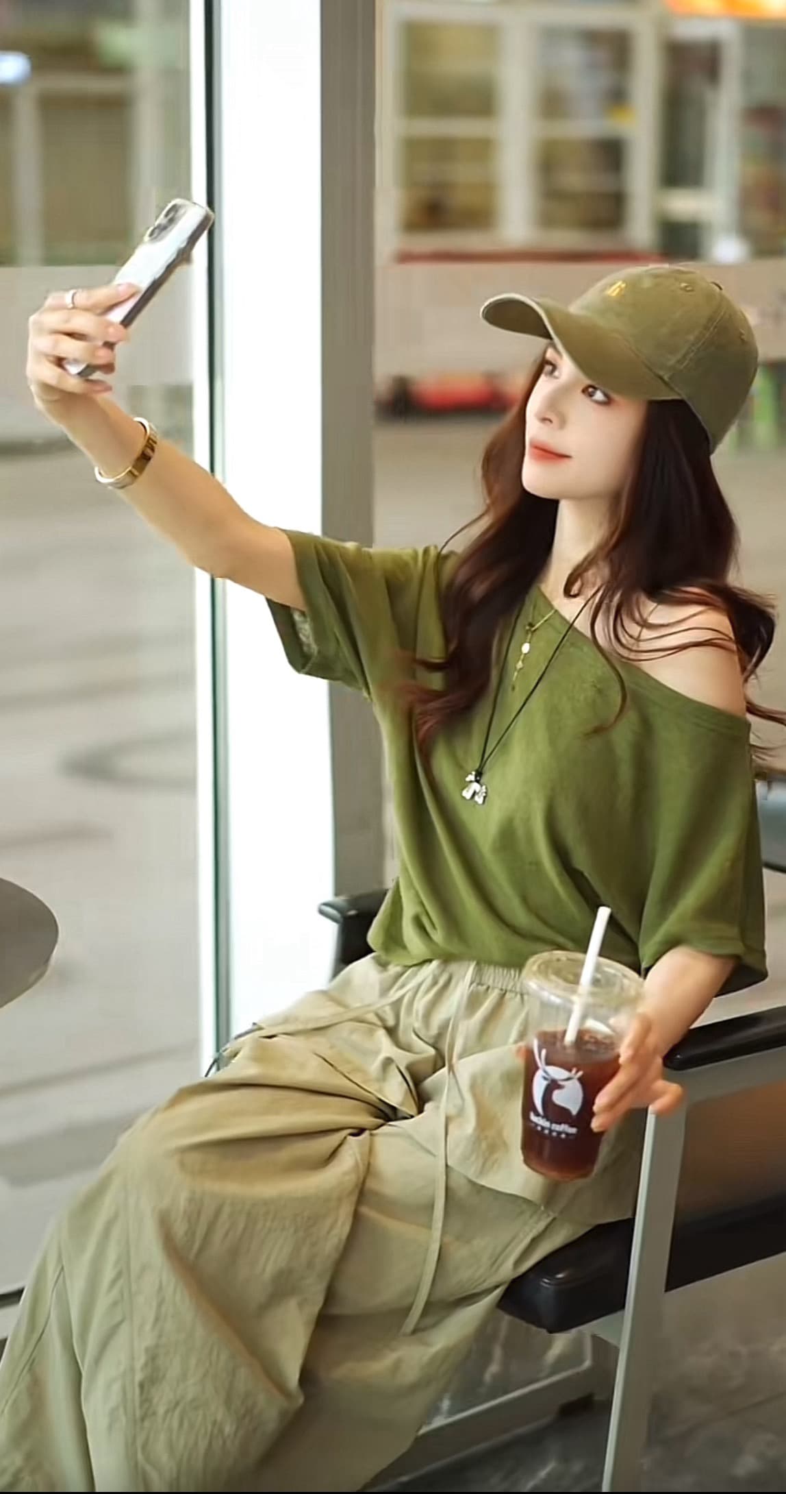 부드러운 찹쌀 한 단어 여름 비스듬한 칼라 오프숄더 미니멀리즘 바람 패션 다용도 오프숄더 티셔츠 맨위 바지 상세 이미지 3