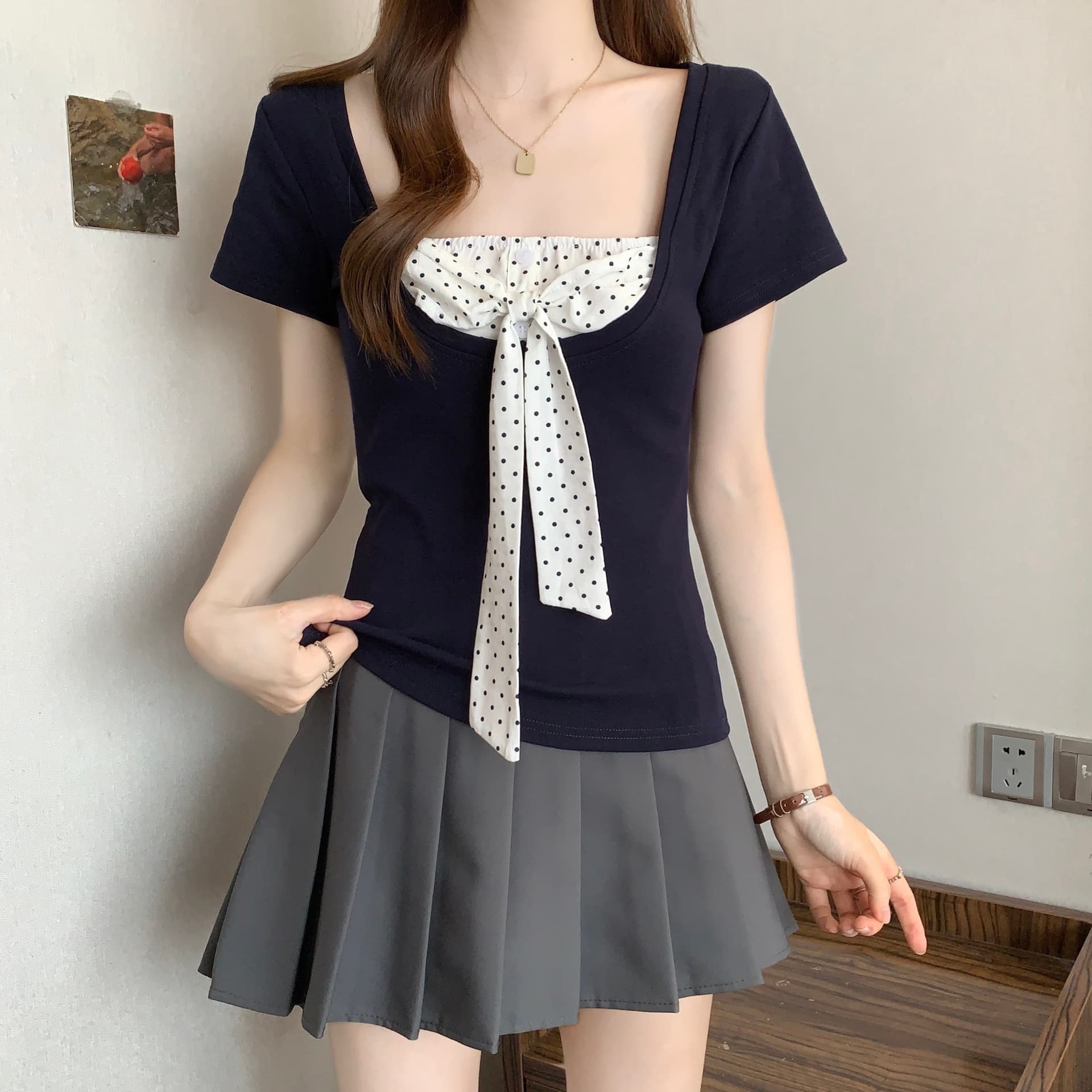 배색 페이크 레이어드 광장 칼라 반팔 티셔츠 여성 봄 도트 무늬 나비 매듭 연령 감소 맨위 슬림해 보이는 이미지 2