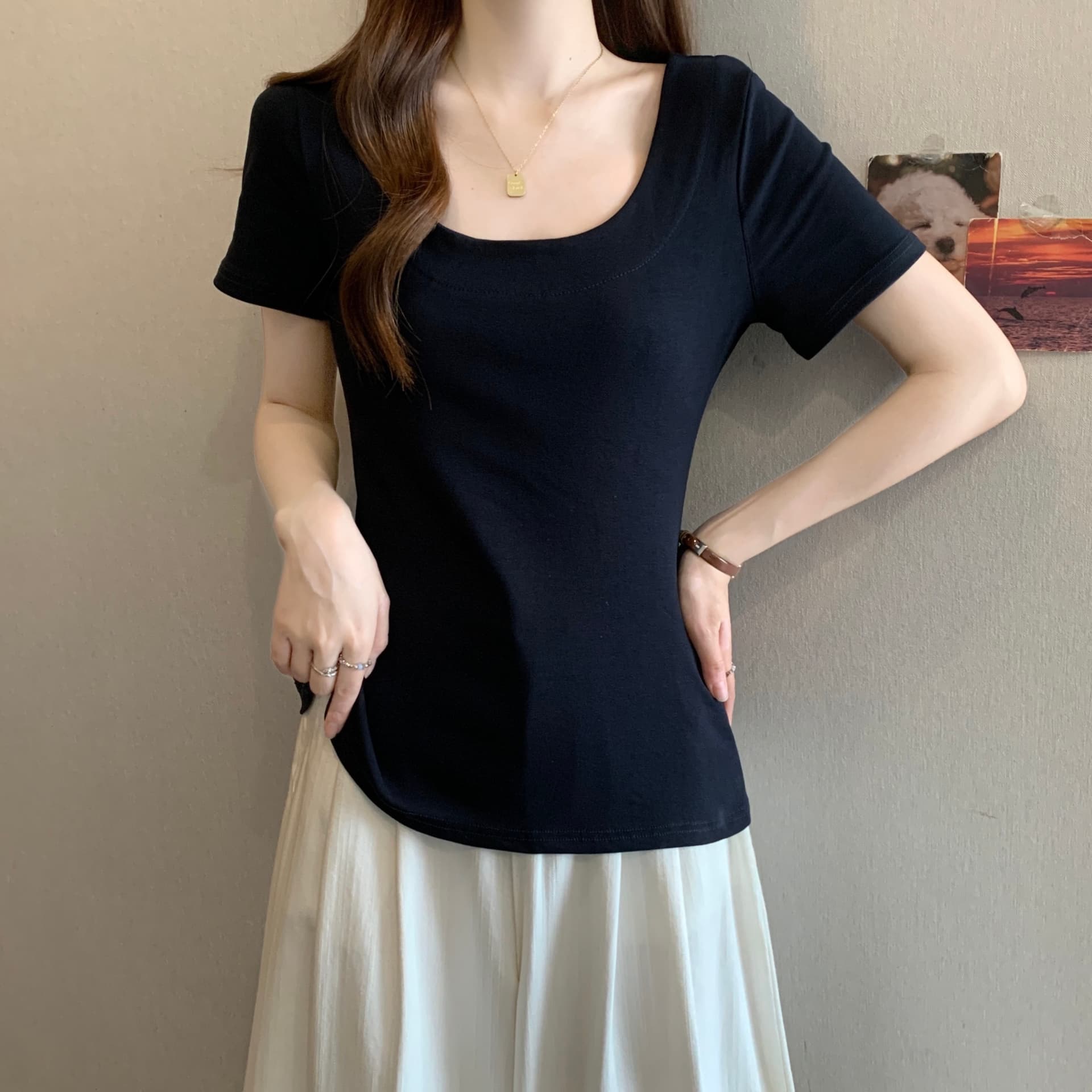 화이트 u 칼라 긍정적 인 어깨 반팔 티셔츠 여성 여름 2026 새로운 몸매 가꾸기 슬림해 보이는 슈퍼 잘 생긴 맨위 이미지 4