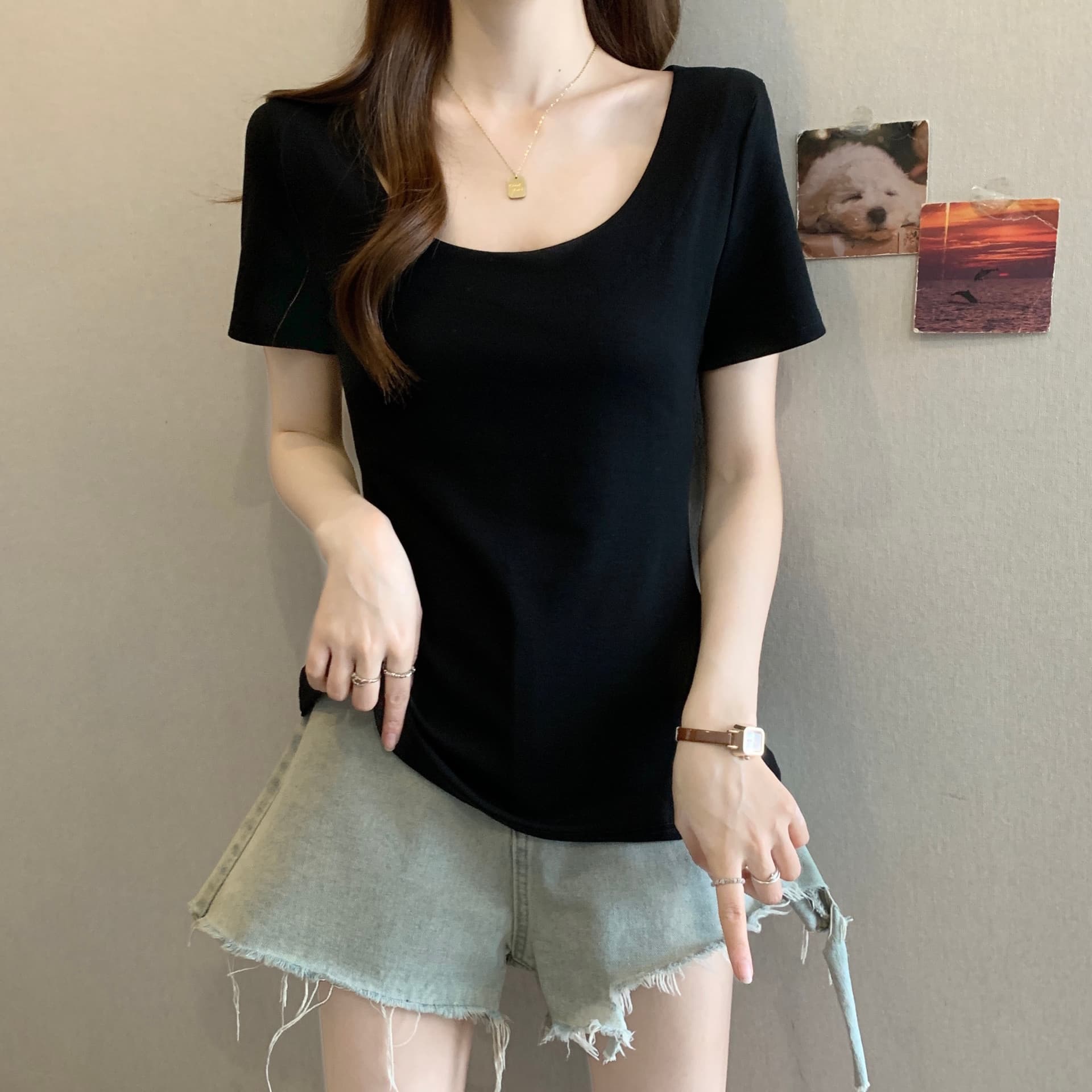 화이트 u 칼라 긍정적 인 어깨 반팔 티셔츠 여성 여름 2026 새로운 몸매 가꾸기 슬림해 보이는 슈퍼 잘 생긴 맨위 이미지 2