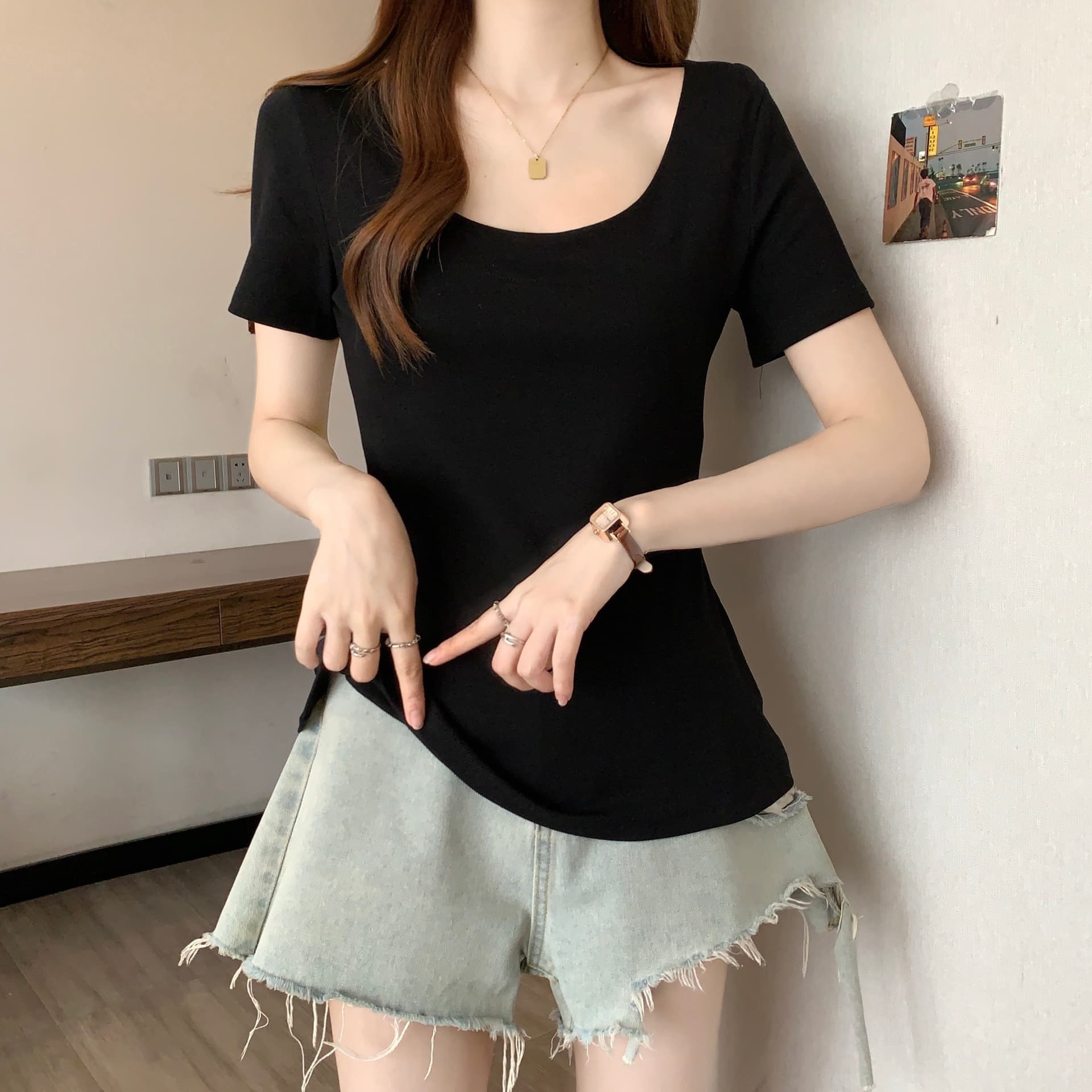 화이트 u 칼라 긍정적 인 어깨 반팔 티셔츠 여성 여름 2026 새로운 몸매 가꾸기 슬림해 보이는 슈퍼 잘 생긴 맨위 상세 이미지 12