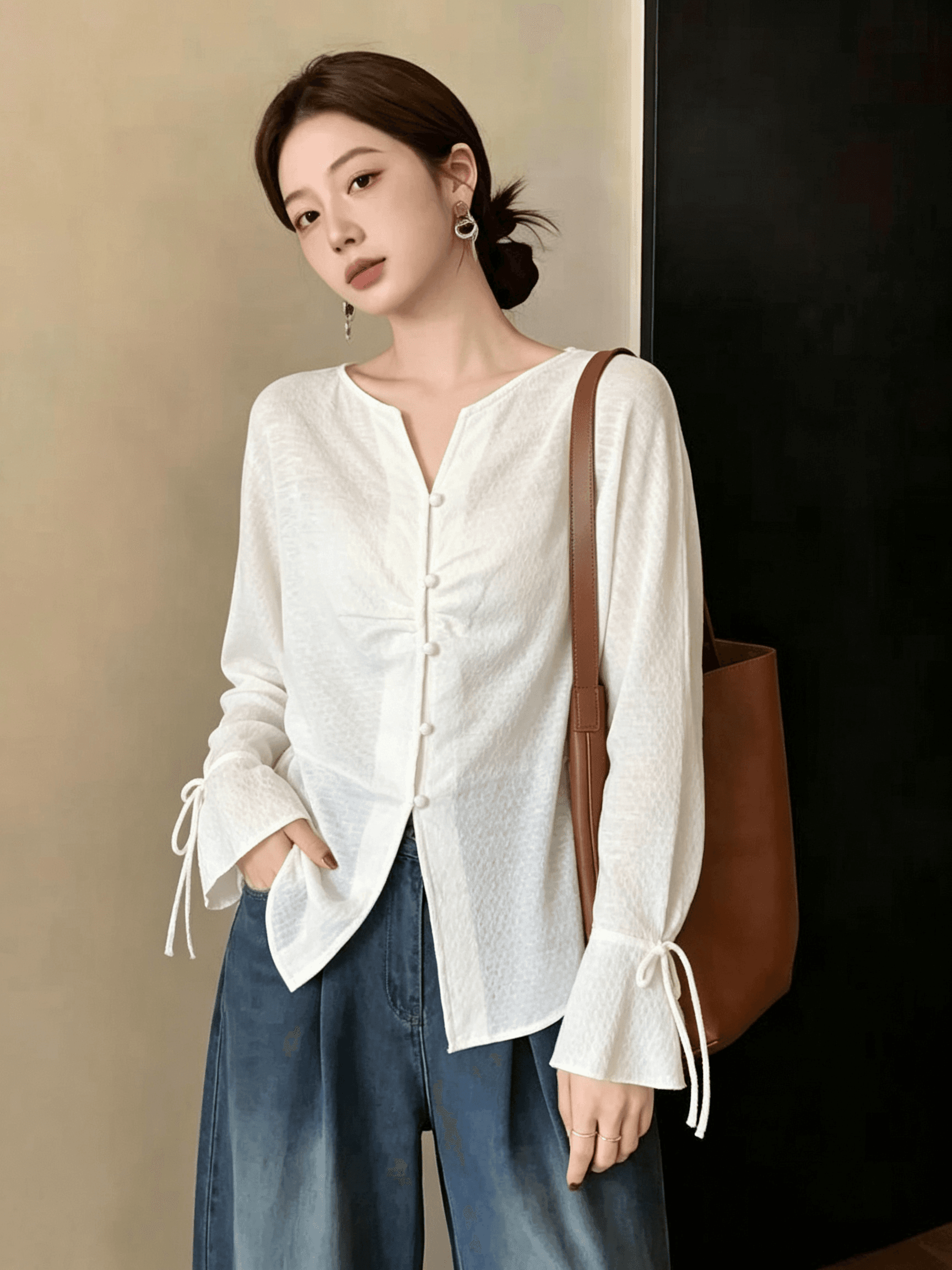 가을 새로운 V 넥 셔츠 나팔 소매 레이스업 품격 맨위 여성 얇은 스타일 슬림해 보이는 프랑스식 셔츠 이미지 2