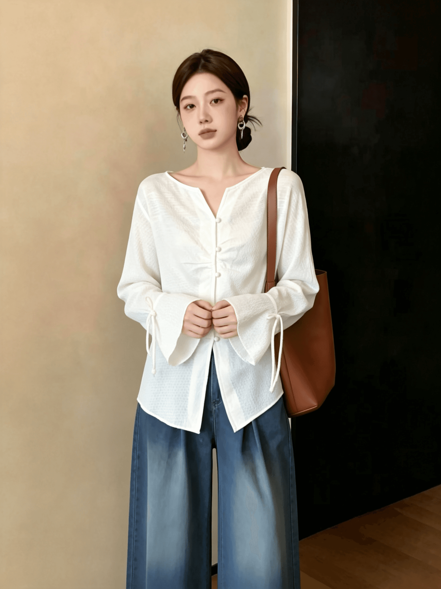 가을 새로운 V 넥 셔츠 나팔 소매 레이스업 품격 맨위 여성 얇은 스타일 슬림해 보이는 프랑스식 셔츠 상세 이미지 1