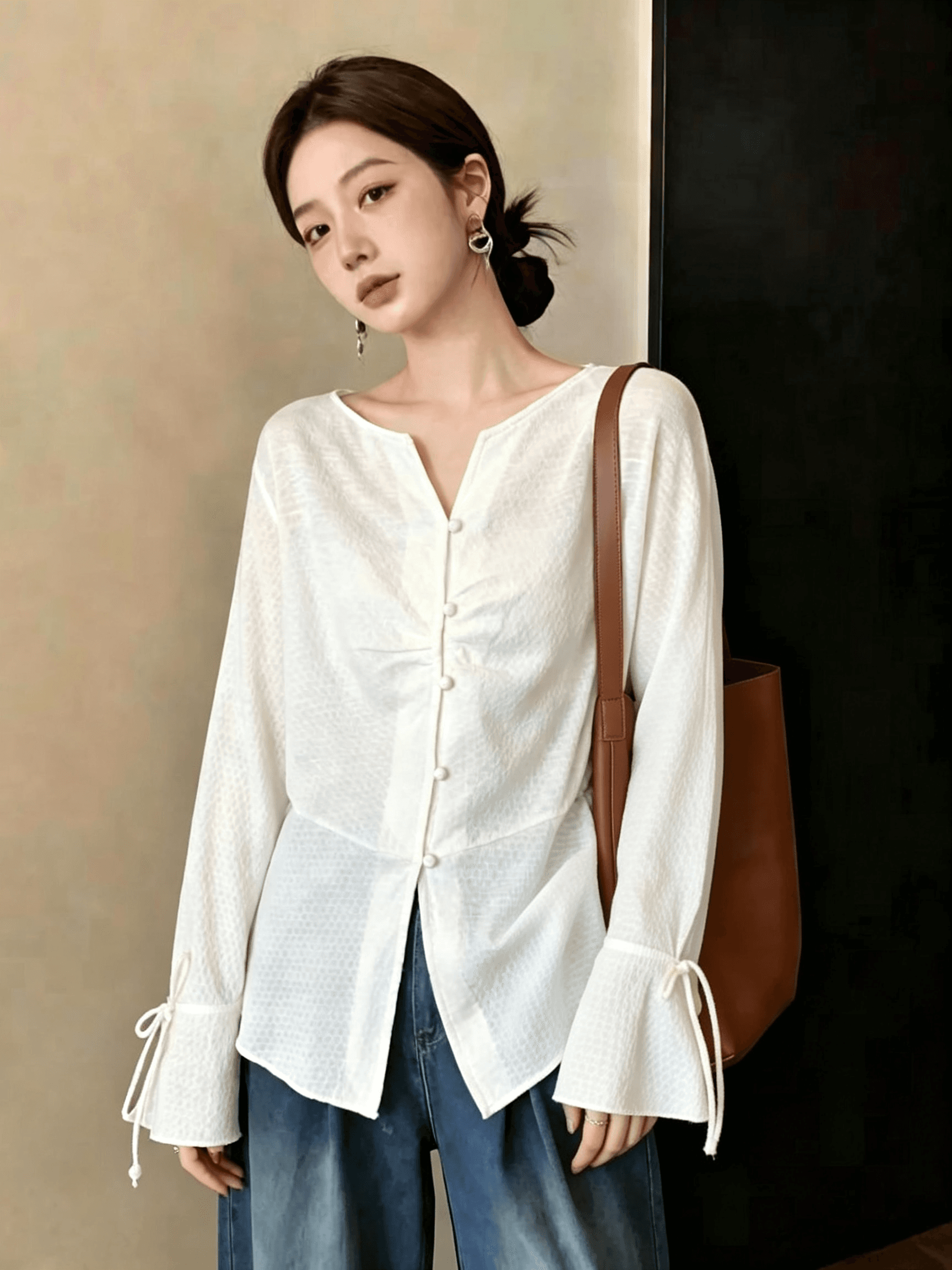 가을 새로운 V 넥 셔츠 나팔 소매 레이스업 품격 맨위 여성 얇은 스타일 슬림해 보이는 프랑스식 셔츠 상세 이미지 3