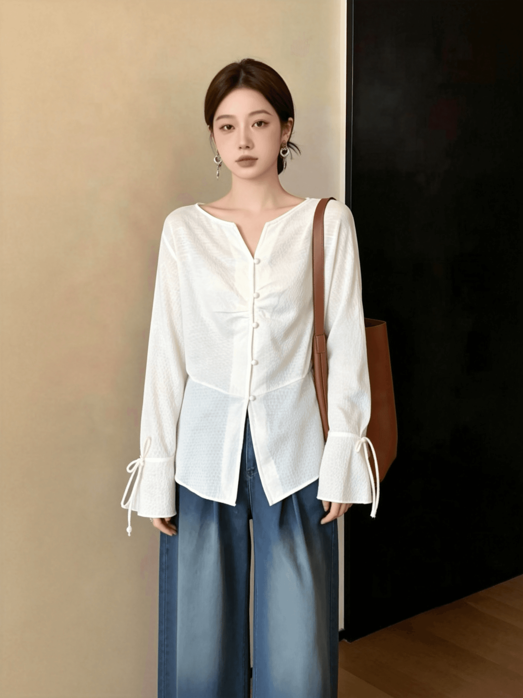 가을 새로운 V 넥 셔츠 나팔 소매 레이스업 품격 맨위 여성 얇은 스타일 슬림해 보이는 프랑스식 셔츠 상세 이미지 5