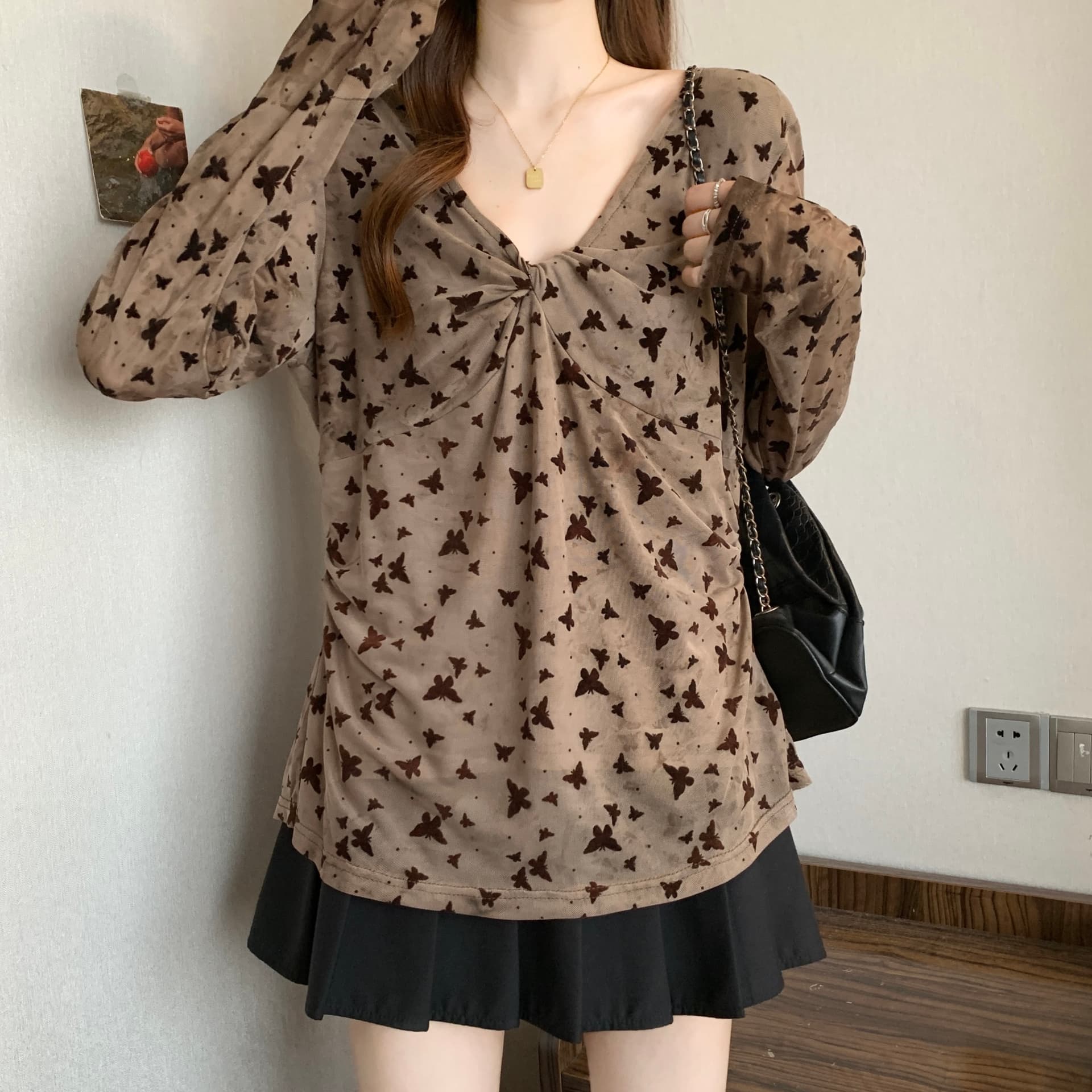 나비 프린트 V넥 긴팔 티셔츠 새로운 가을 의상 루즈핏 슬림해 보이는 빅 사이즈 이른 가을 싱글 착용 캐주얼 여성 맨위 상세 이미지 8