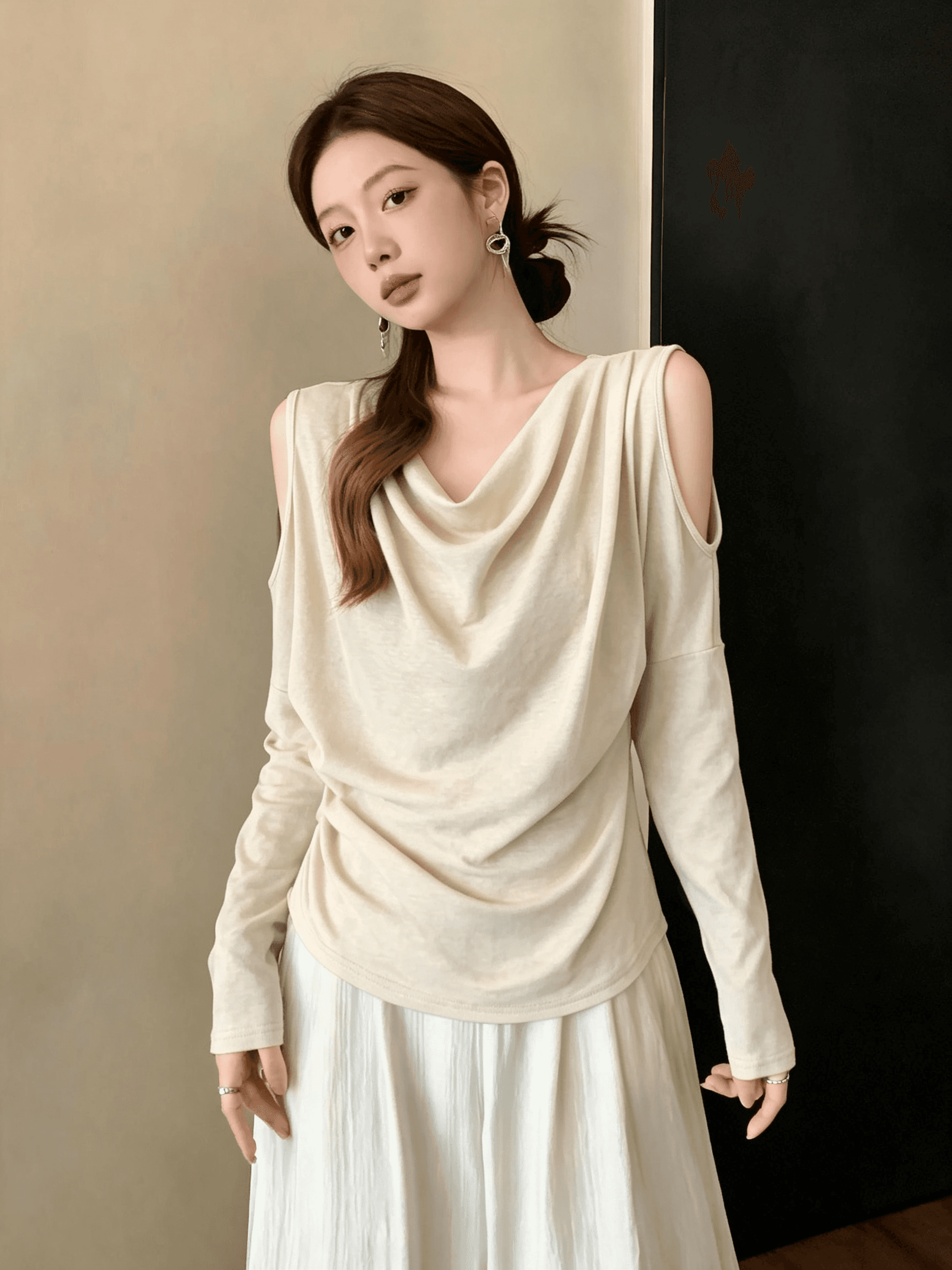 디자인 센스 긴팔 오프숄더 티셔츠 여성 가을 새로운 세련된 새기다 빈 칼라 작은 셔츠 외국 가스 슬림해 보이는 다용도 맨위 상세 이미지 1
