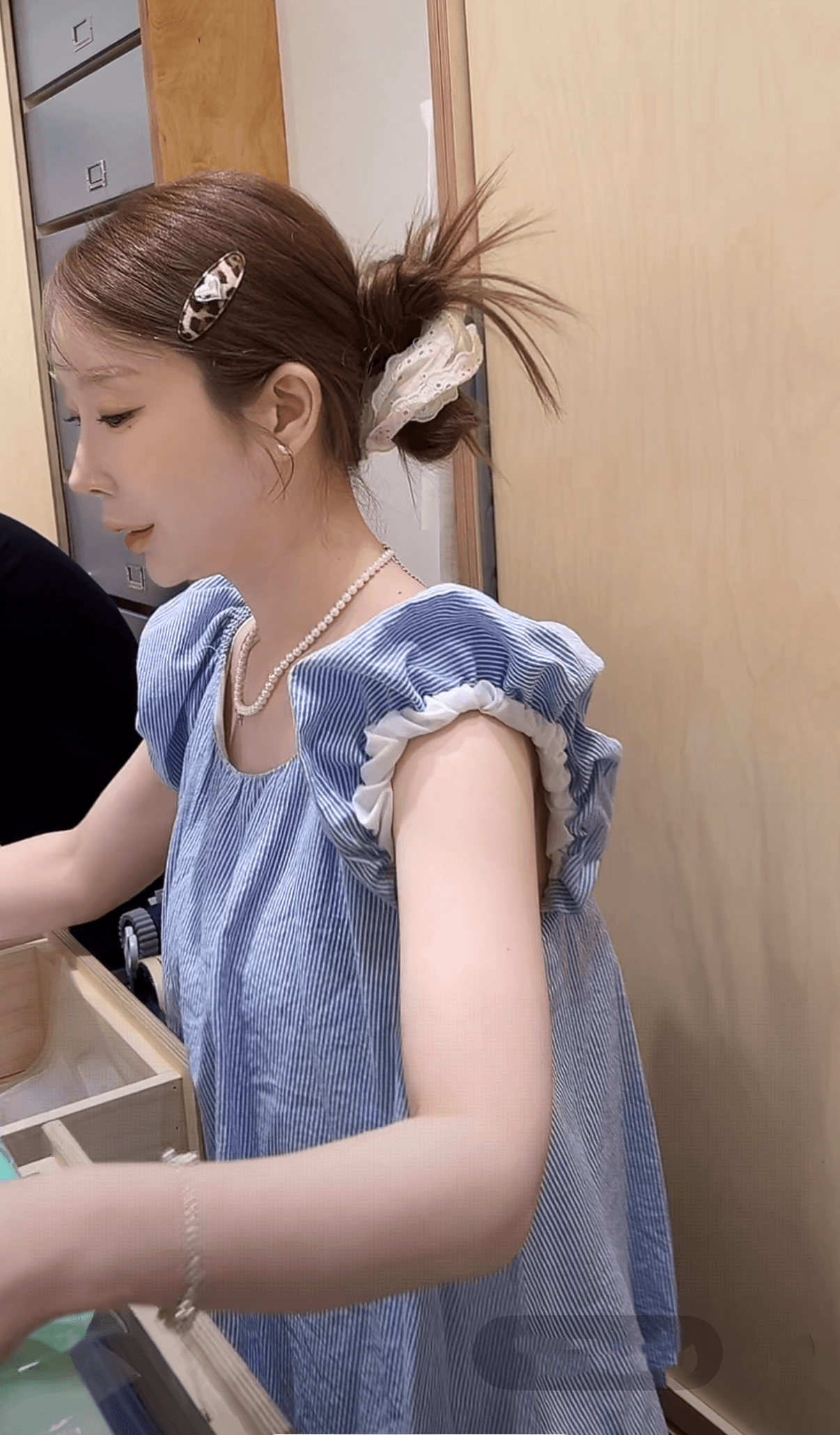 재고 있음 ins 한국 작은 대중 디자인 스트라이프 여름 한 부서 연령 감소 Chic Feifei 소매 인형 셔츠 상세 이미지 4