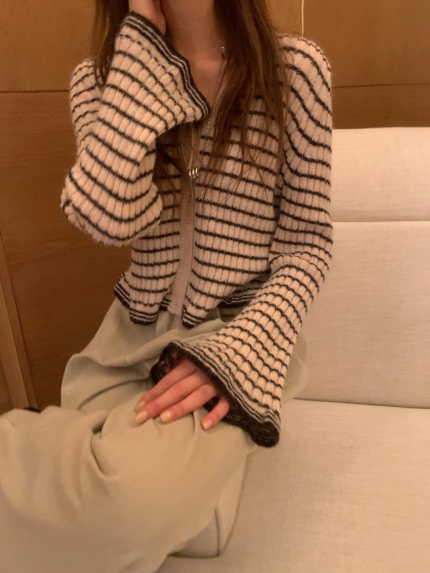 재고 있음 ins 한국 가을 겨울 새로운 부드러운 품격 V넥 나팔 소매 스트라이프 숙녀 니트 스웨터 스웨터 오픈 가디건 상세 이미지 6
