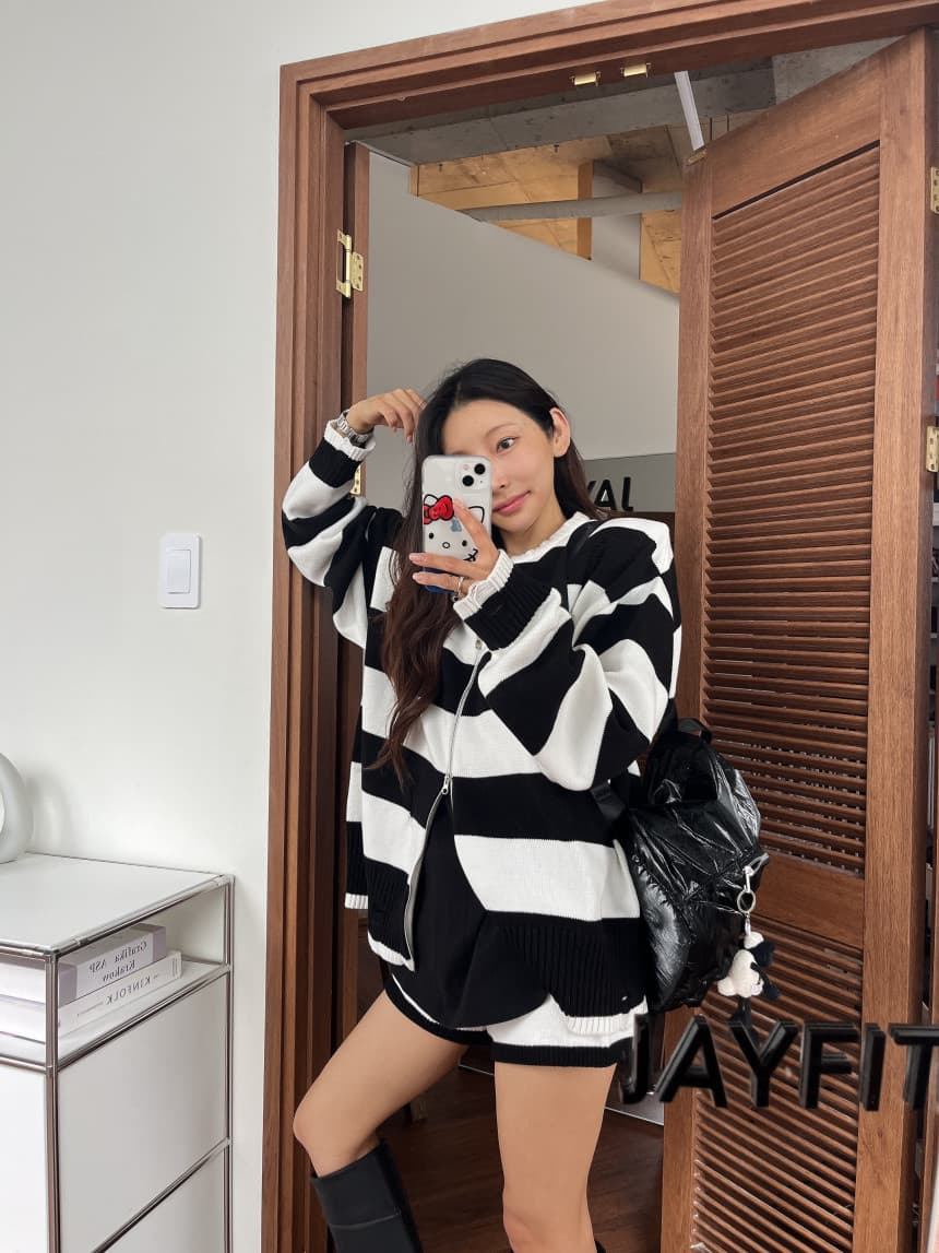 재고 있음 ins 한국 동대문 배색 스트라이프 찢어진 부분 디자인 센스 루즈핏 느긋한 스웨터 코트 반바지 세트 상세 이미지 3