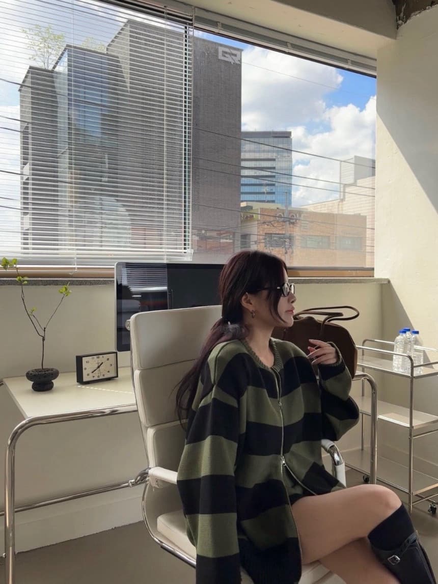 재고 있음 ins 한국 동대문 배색 스트라이프 찢어진 부분 디자인 센스 루즈핏 느긋한 스웨터 코트 반바지 세트 상세 이미지 21