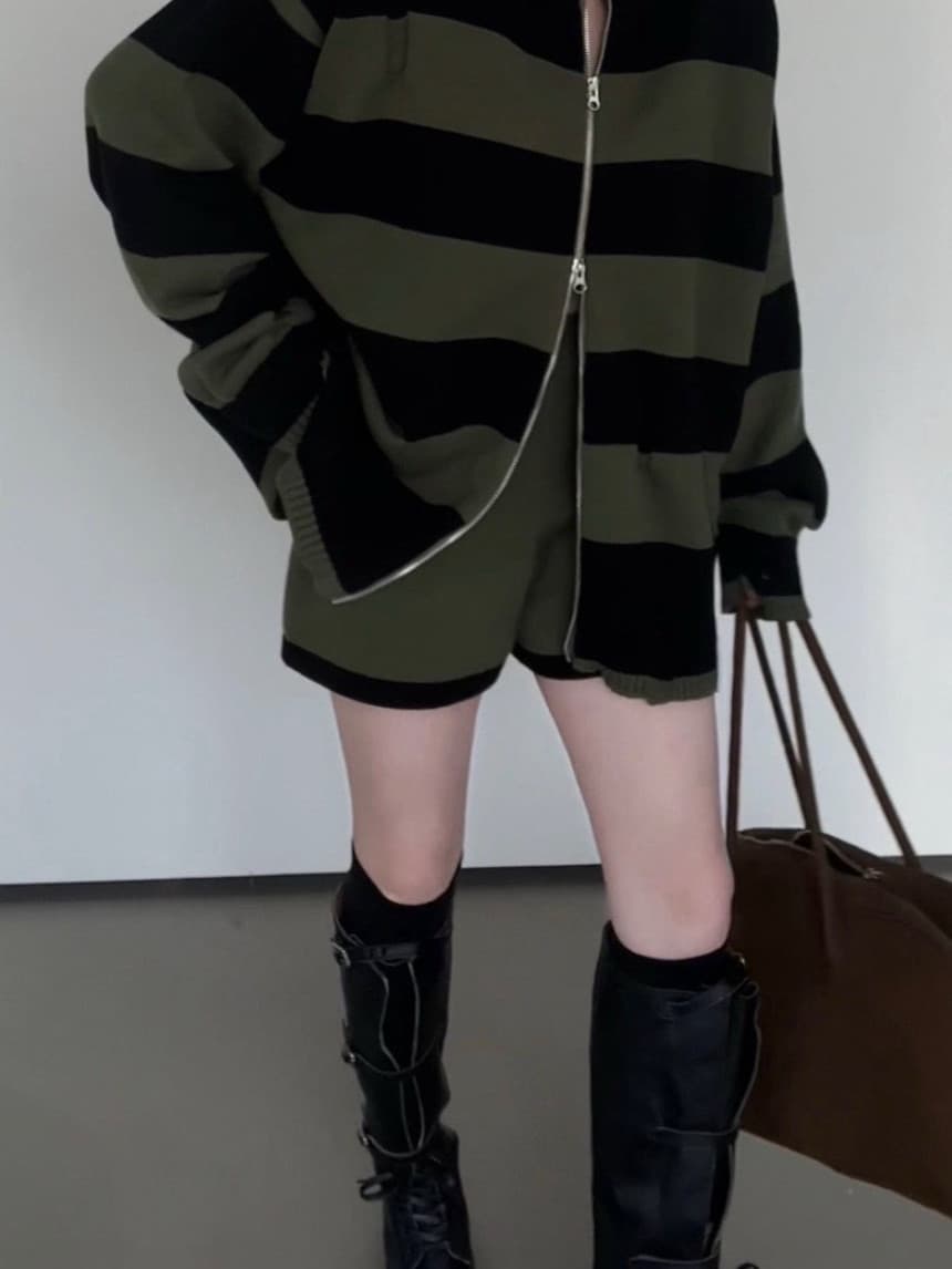 재고 있음 ins 한국 동대문 배색 스트라이프 찢어진 부분 디자인 센스 루즈핏 느긋한 스웨터 코트 반바지 세트 상세 이미지 24