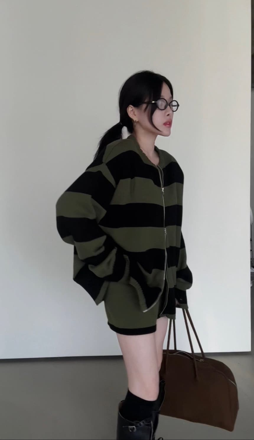 재고 있음 ins 한국 동대문 배색 스트라이프 찢어진 부분 디자인 센스 루즈핏 느긋한 스웨터 코트 반바지 세트 상세 이미지 25