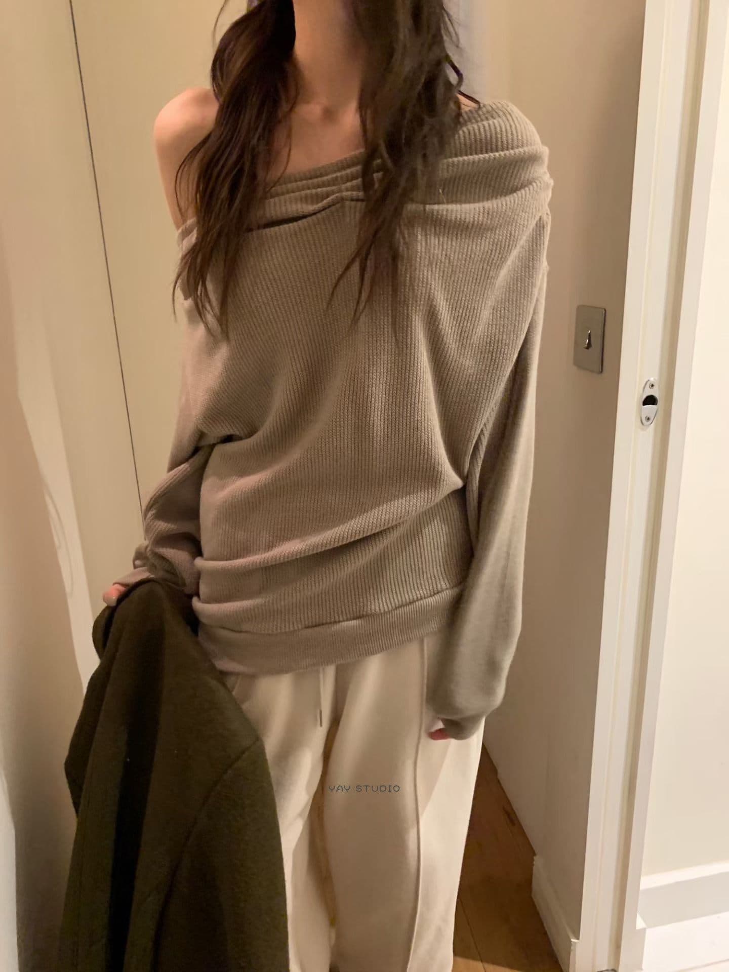 재고 있음 chic 한 부서 이른 봄 새로운 핀치 Pleat 보트넥 오프숄더 루즈핏 긴팔 맨위 티셔츠 여성 이미지 2