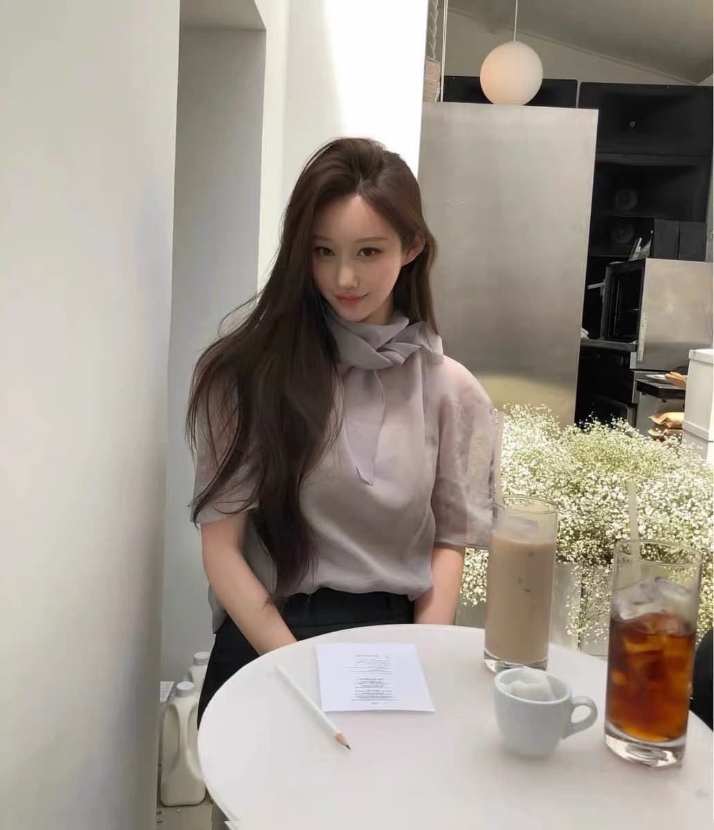 재고 있음 2026 여름 신제품 마이크로 ~을 통해 얇고 가벼운 작은 대중 우아함 스카프 칼라 거품 소매 셔츠 맨위 여성 상세 이미지 9