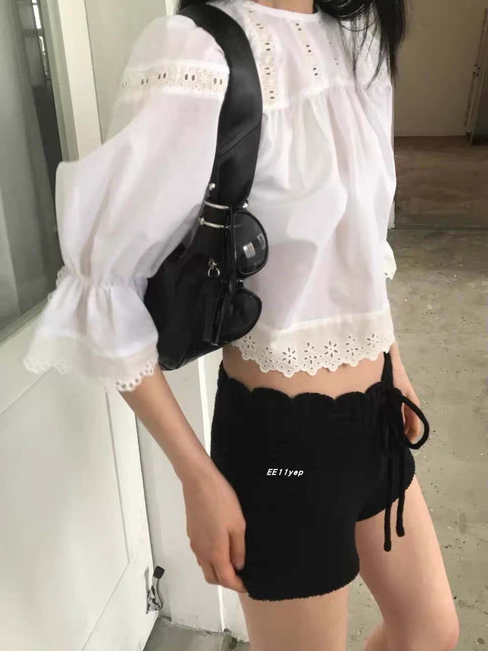 재고 있음 한국 동대문 구매 미니멀리즘 홀로우 아웃 나팔 소매 이전 레이스업 여성 셔츠 상세 이미지 3