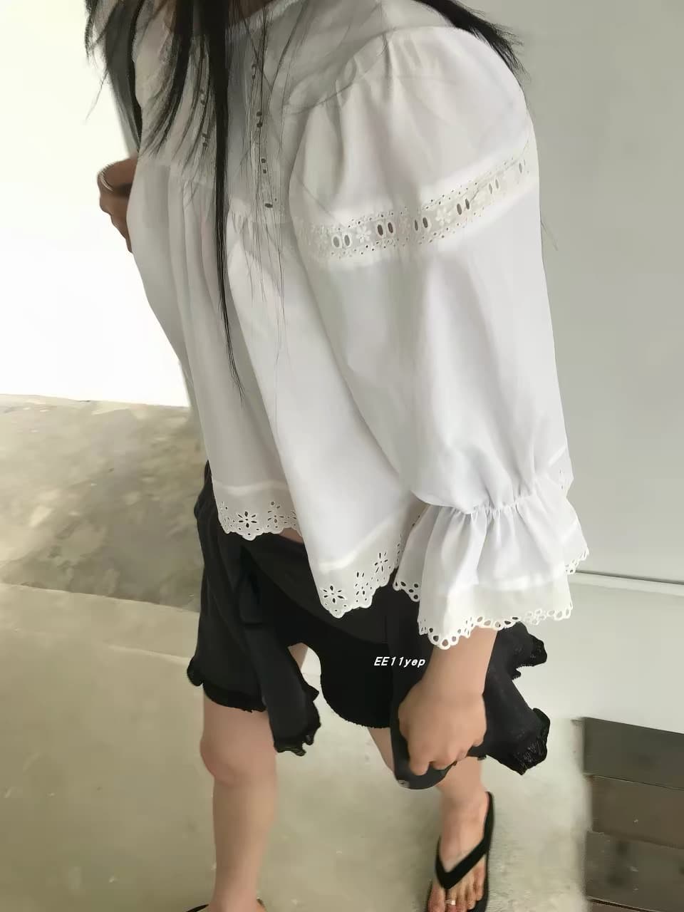 재고 있음 한국 동대문 구매 미니멀리즘 홀로우 아웃 나팔 소매 이전 레이스업 여성 셔츠 상세 이미지 8