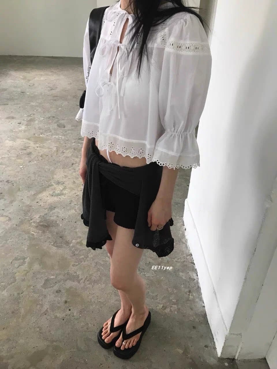 재고 있음 한국 동대문 구매 미니멀리즘 홀로우 아웃 나팔 소매 이전 레이스업 여성 셔츠 상세 이미지 12