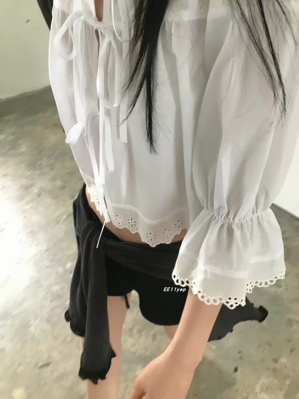 재고 있음 한국 동대문 구매 미니멀리즘 홀로우 아웃 나팔 소매 이전 레이스업 여성 셔츠 상세 이미지 13